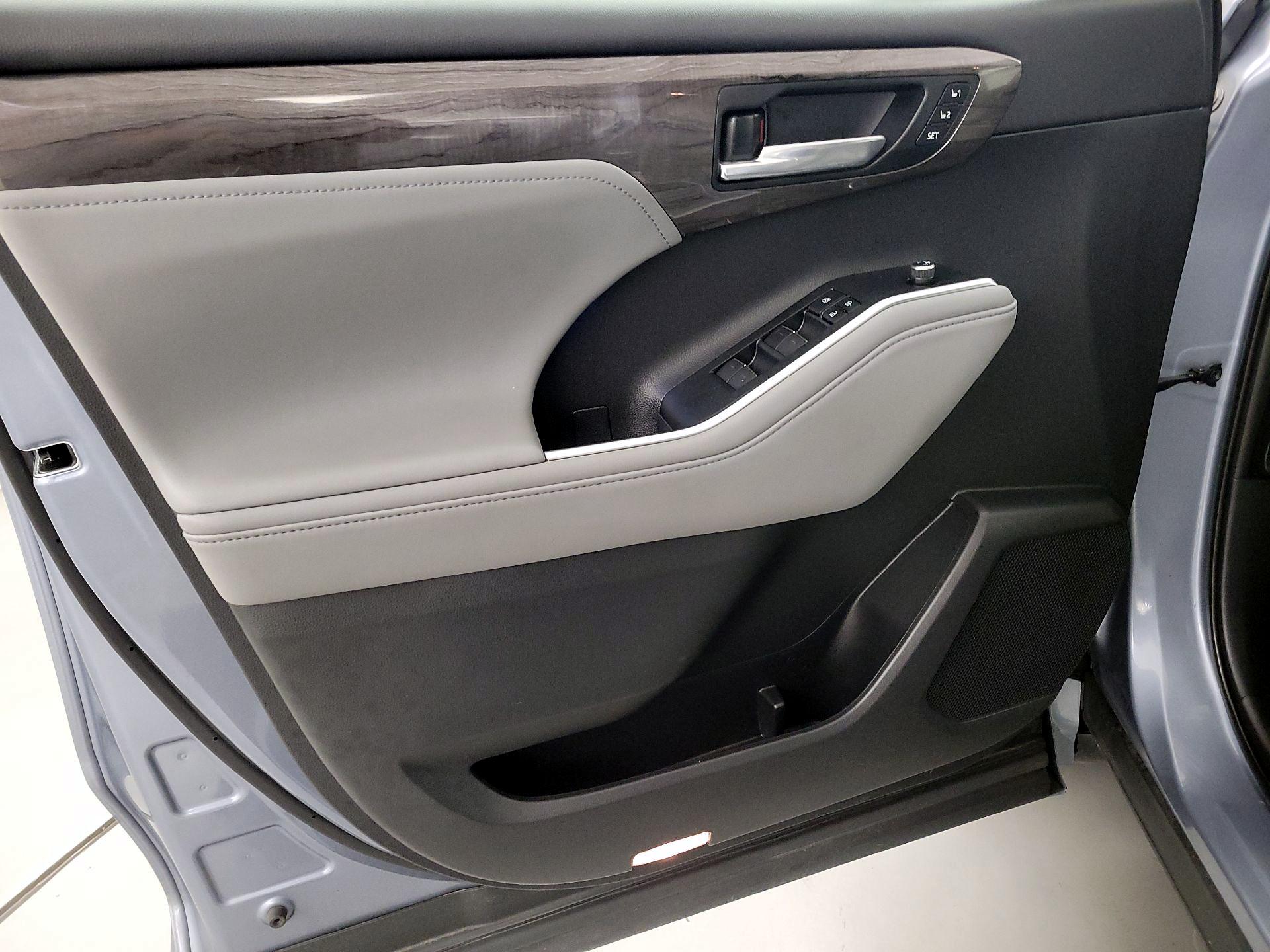 Thumbnail: 2020 Toyota Highlander - 12