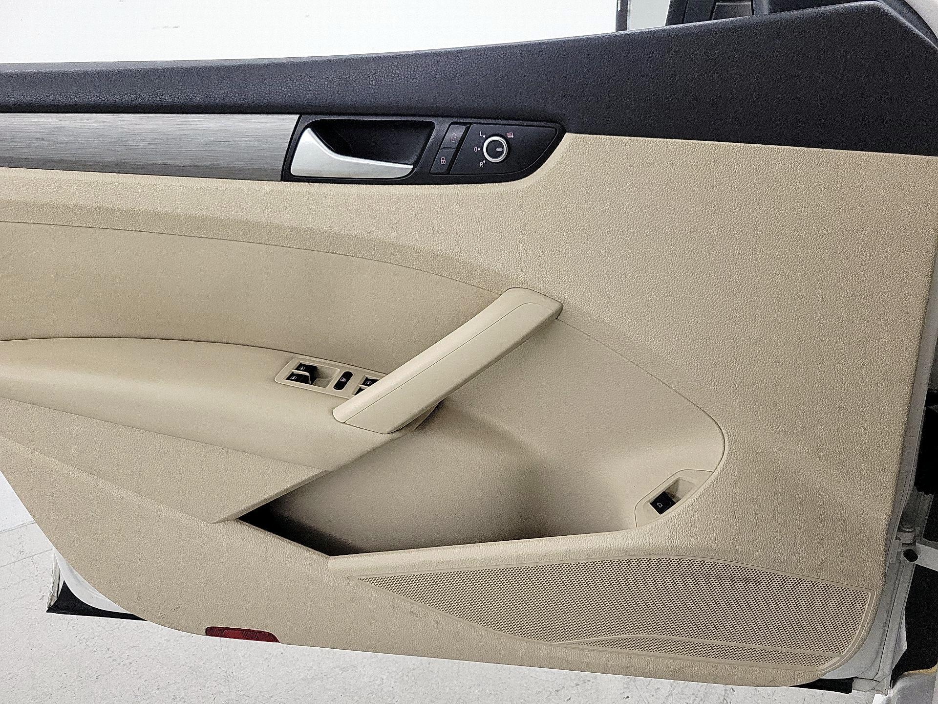 Thumbnail: 2015 Volkswagen Passat - 12