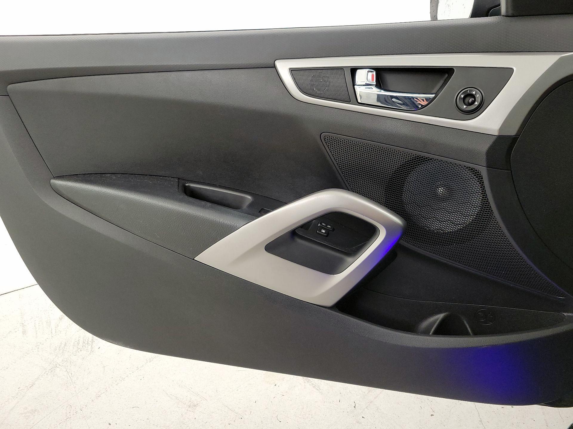 Thumbnail: 2016 Hyundai Veloster - 12