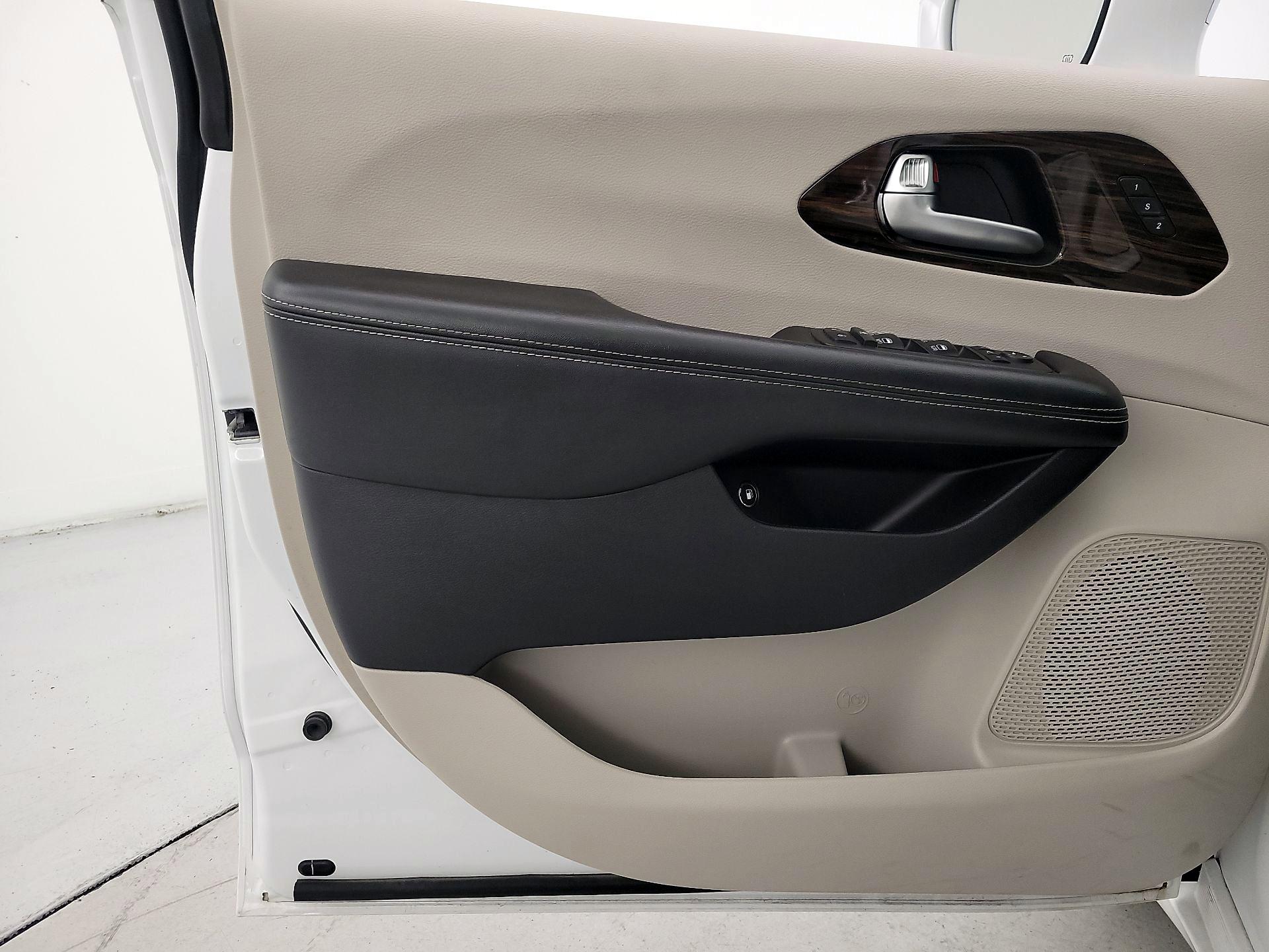 Thumbnail: 2021 Chrysler Pacifica - 12