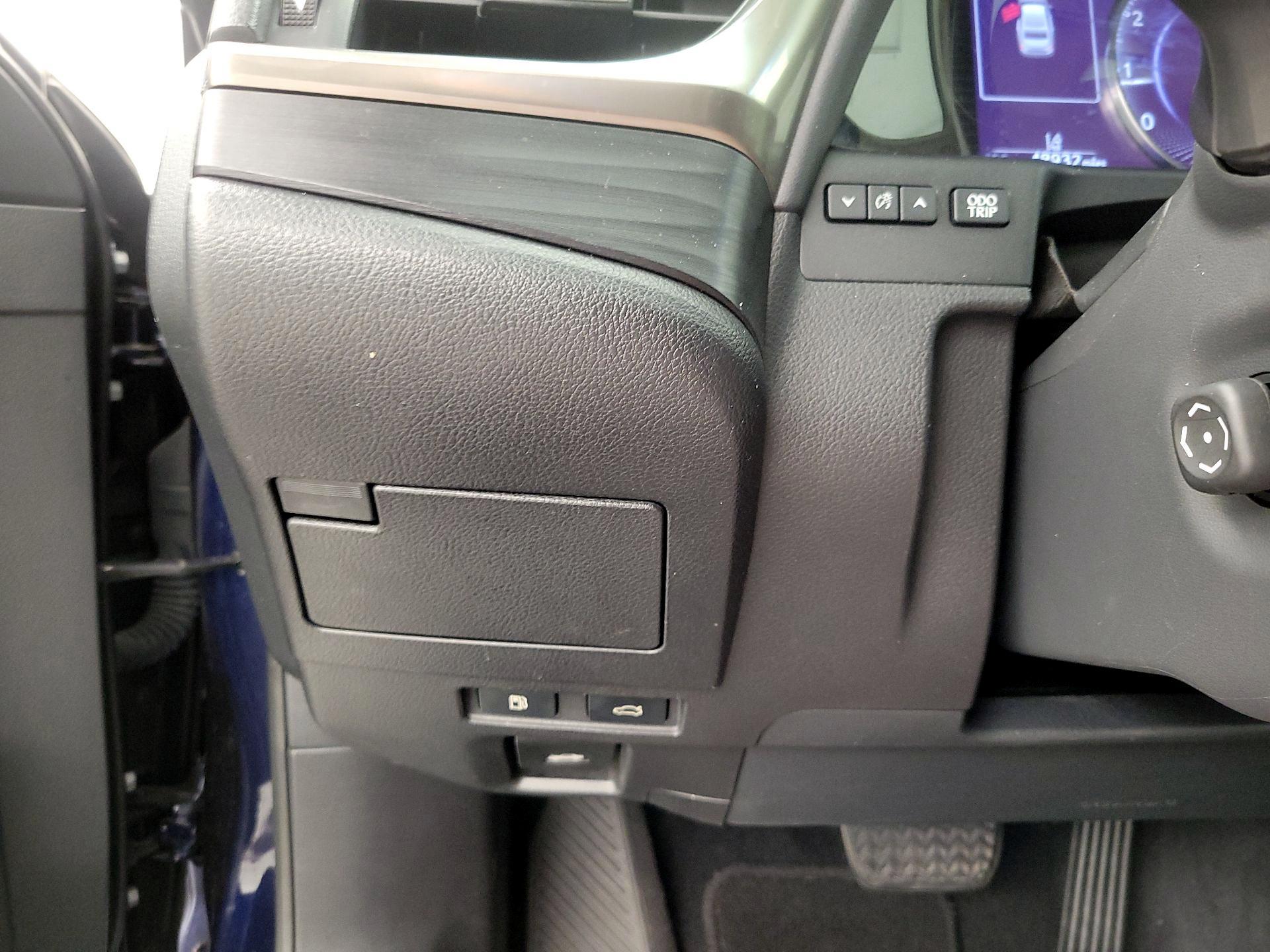 Thumbnail: 2021 Lexus ES - 13