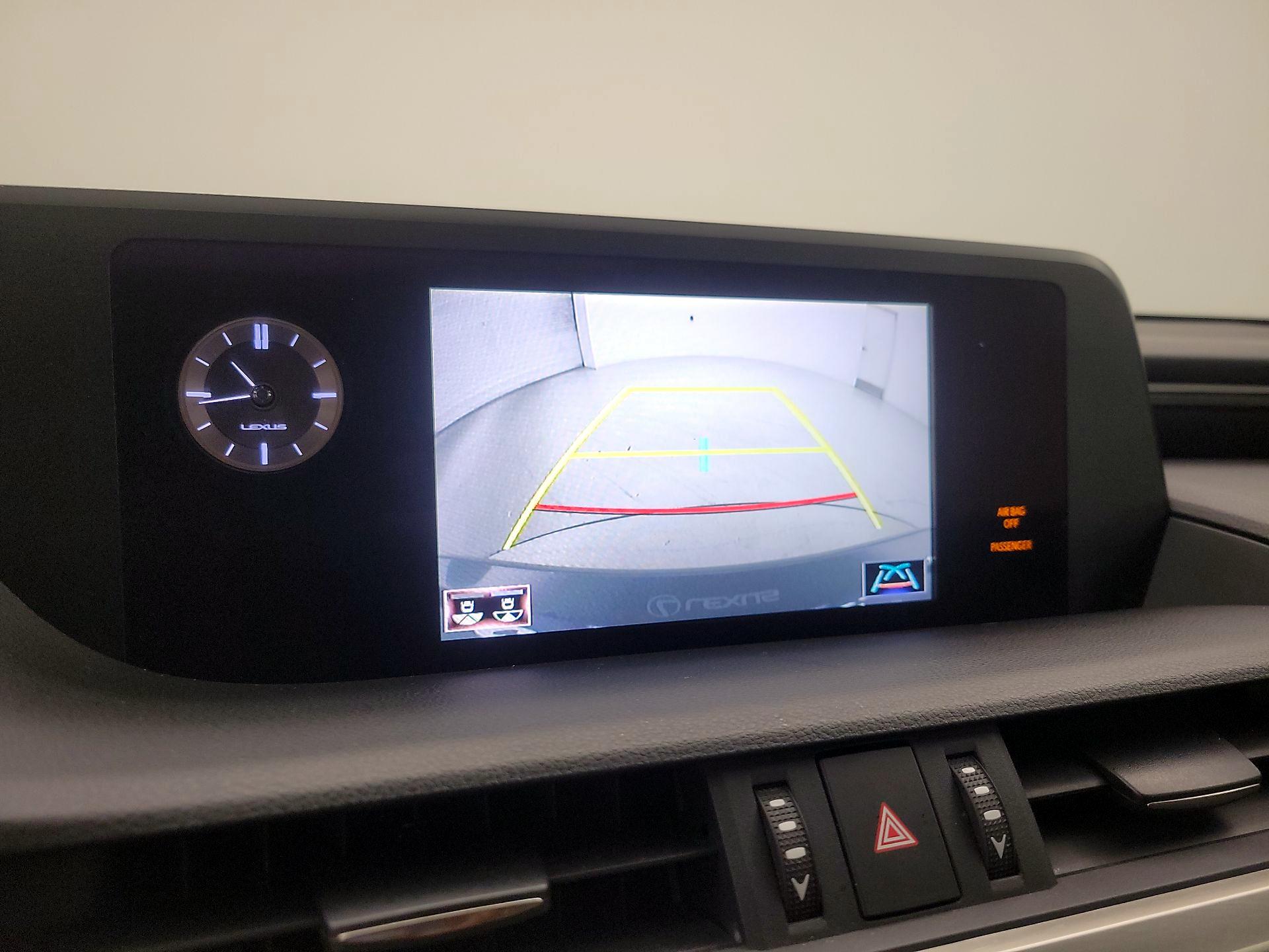 Thumbnail: 2021 Lexus ES - 14