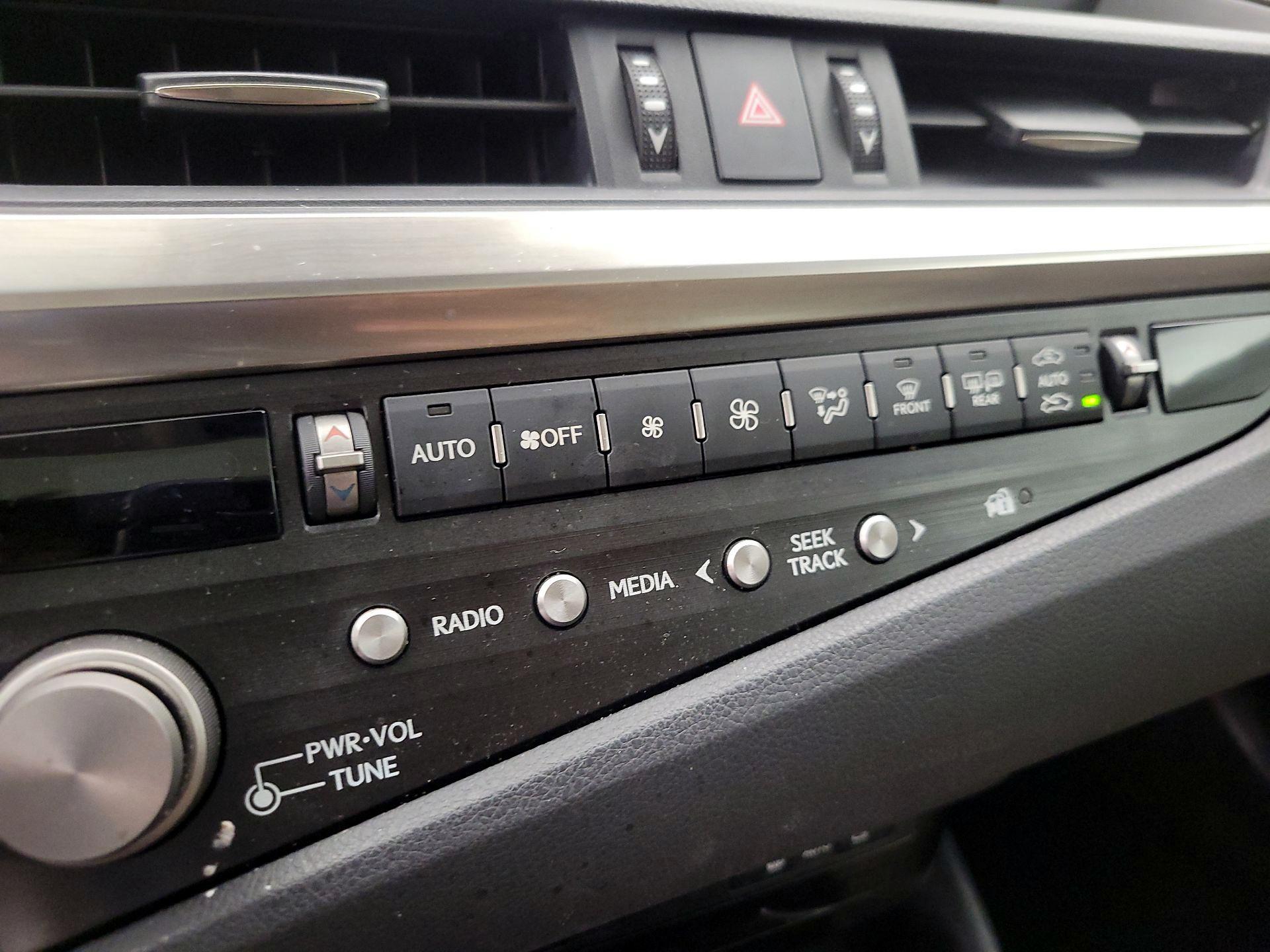 Thumbnail: 2021 Lexus ES - 16