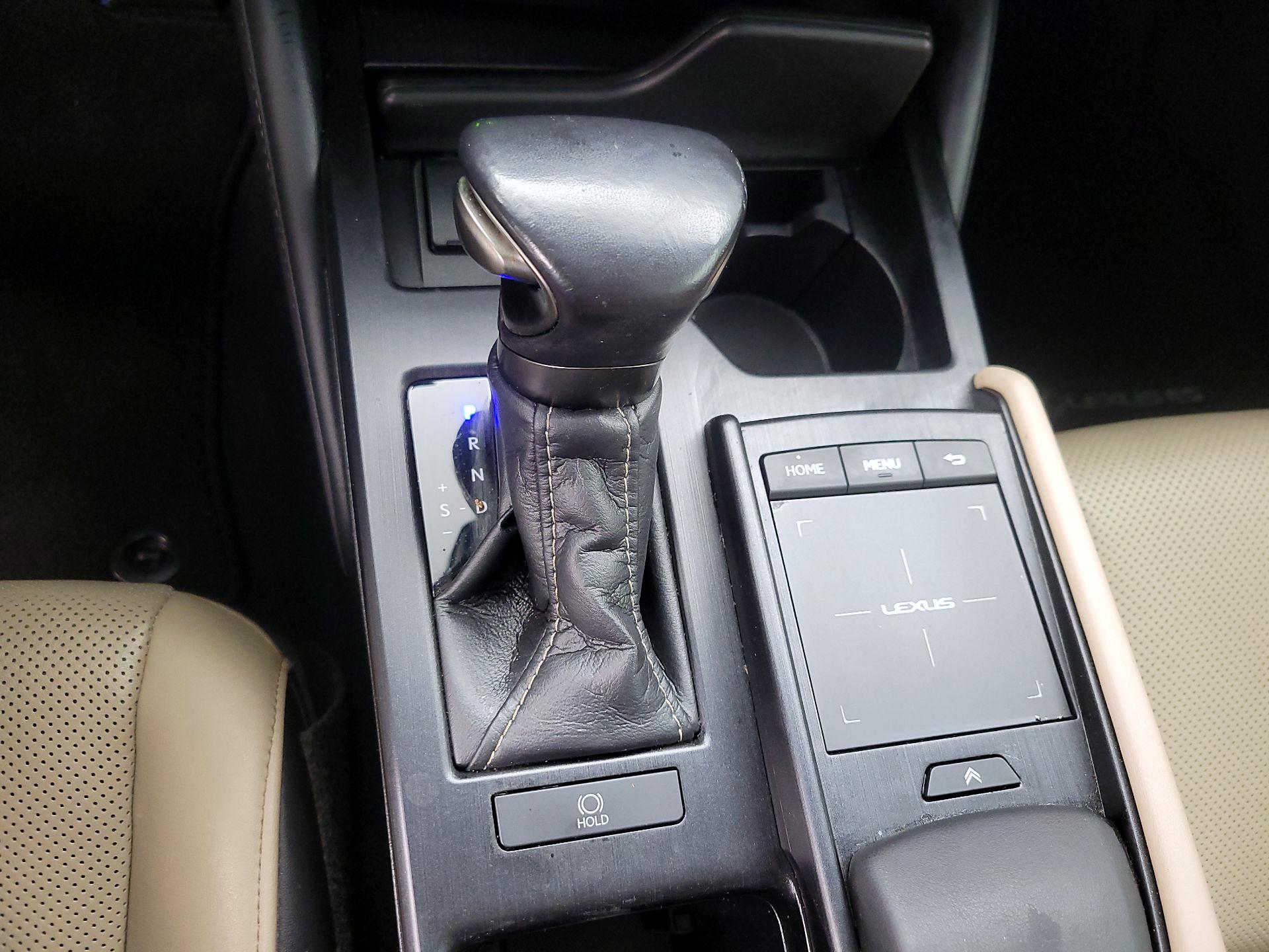 Thumbnail: 2021 Lexus ES - 17