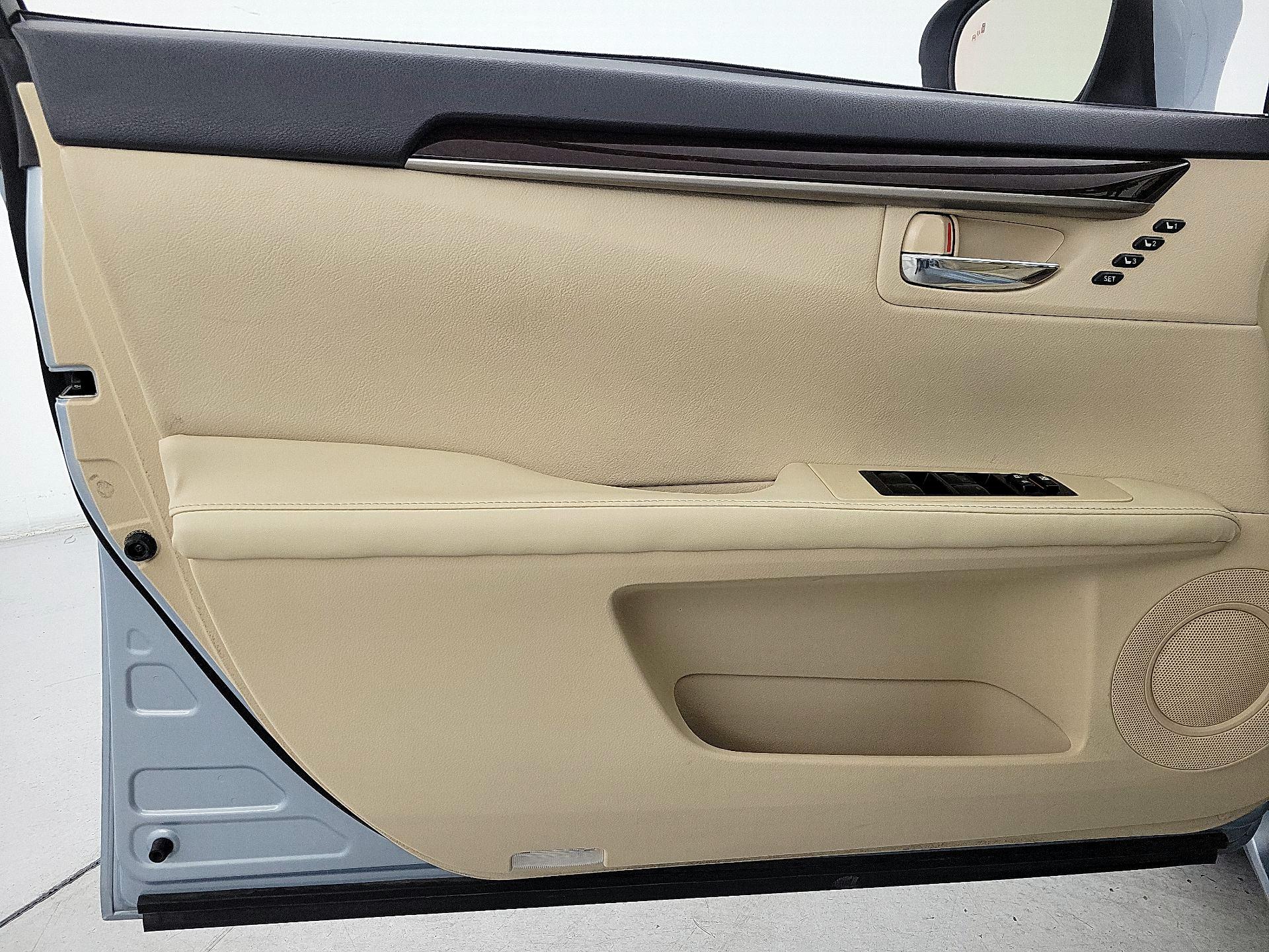 Thumbnail: 2013 Lexus ES - 12