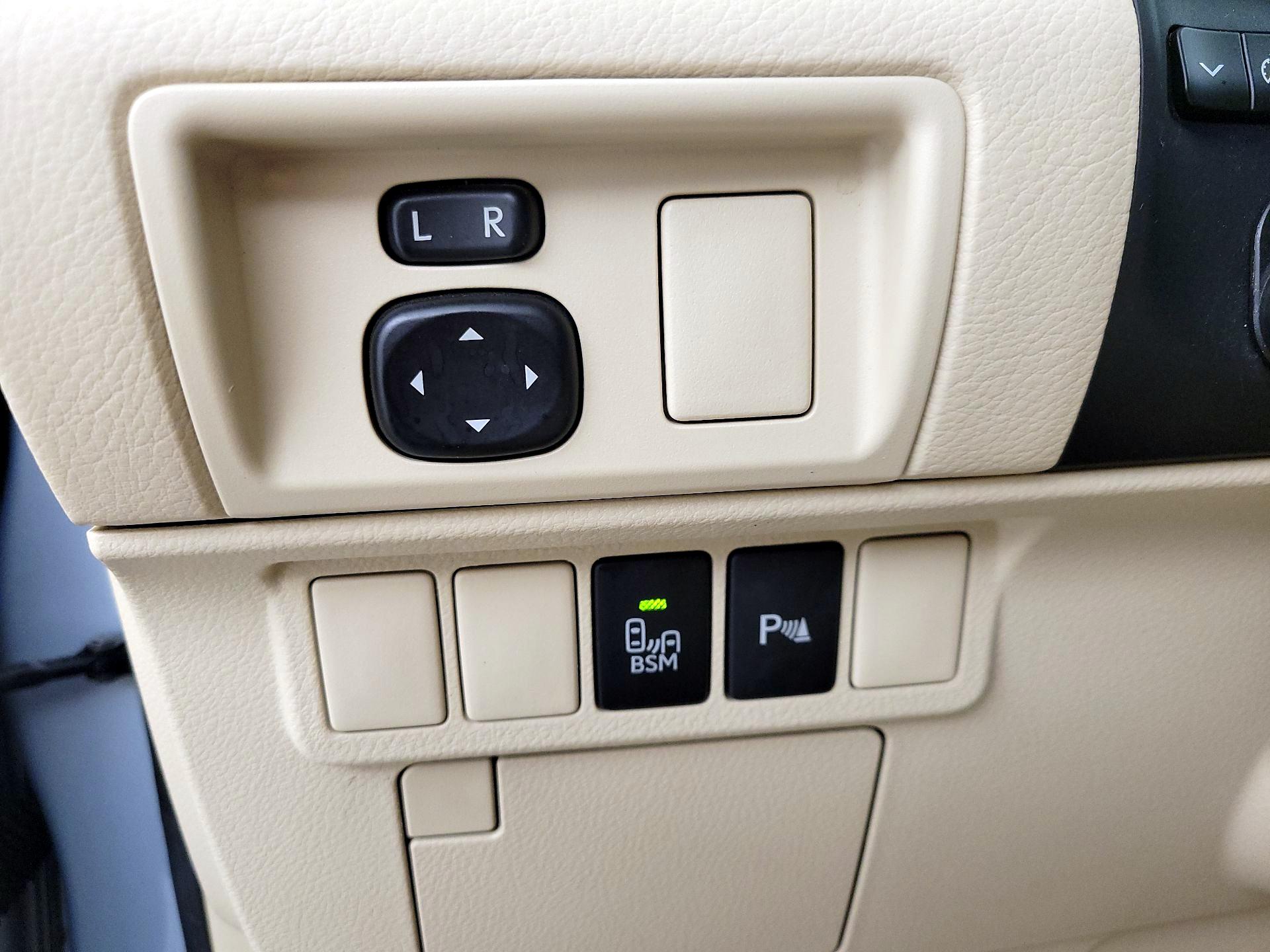 Thumbnail: 2013 Lexus ES - 13