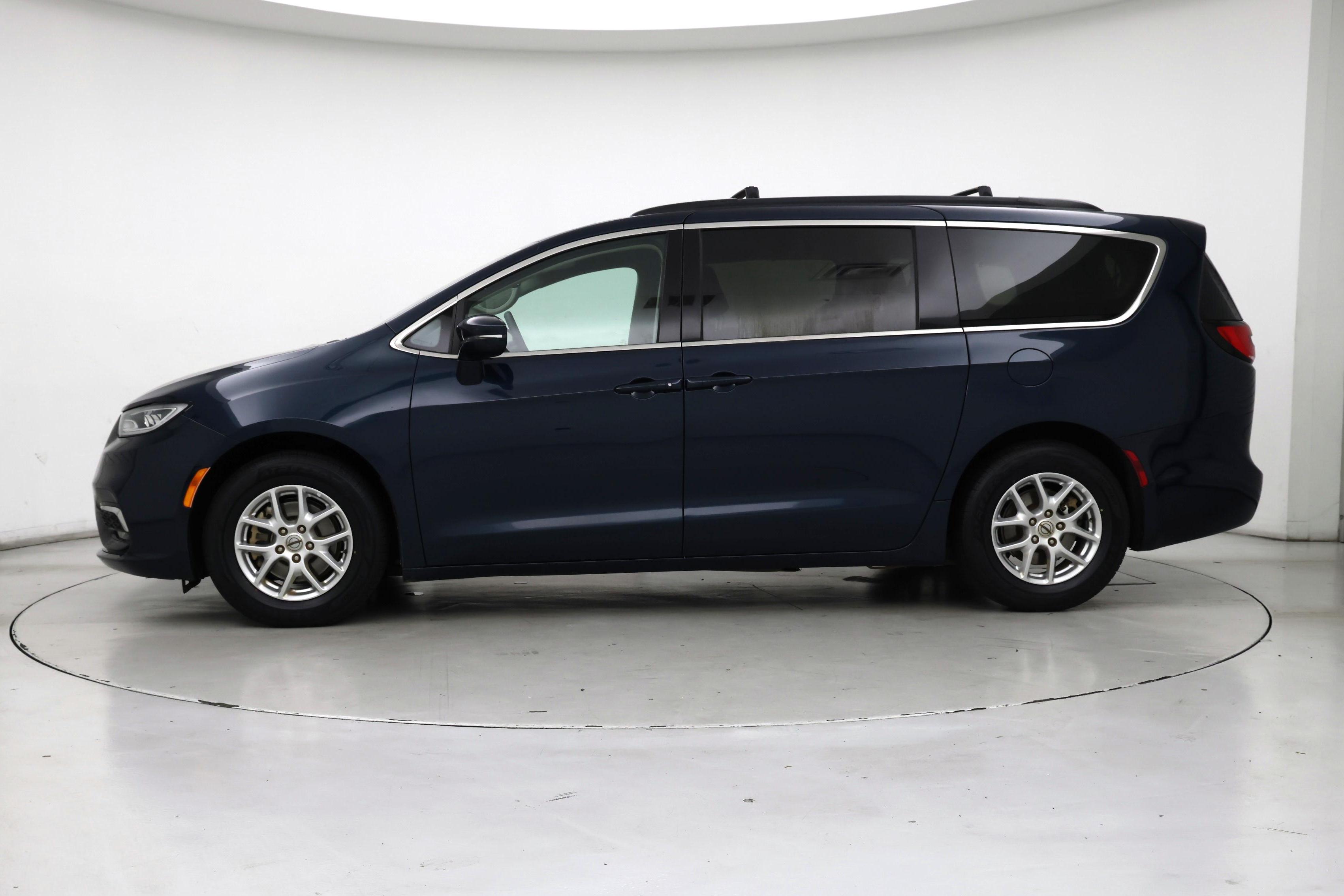 Thumbnail: 2022 Chrysler Pacifica - 3