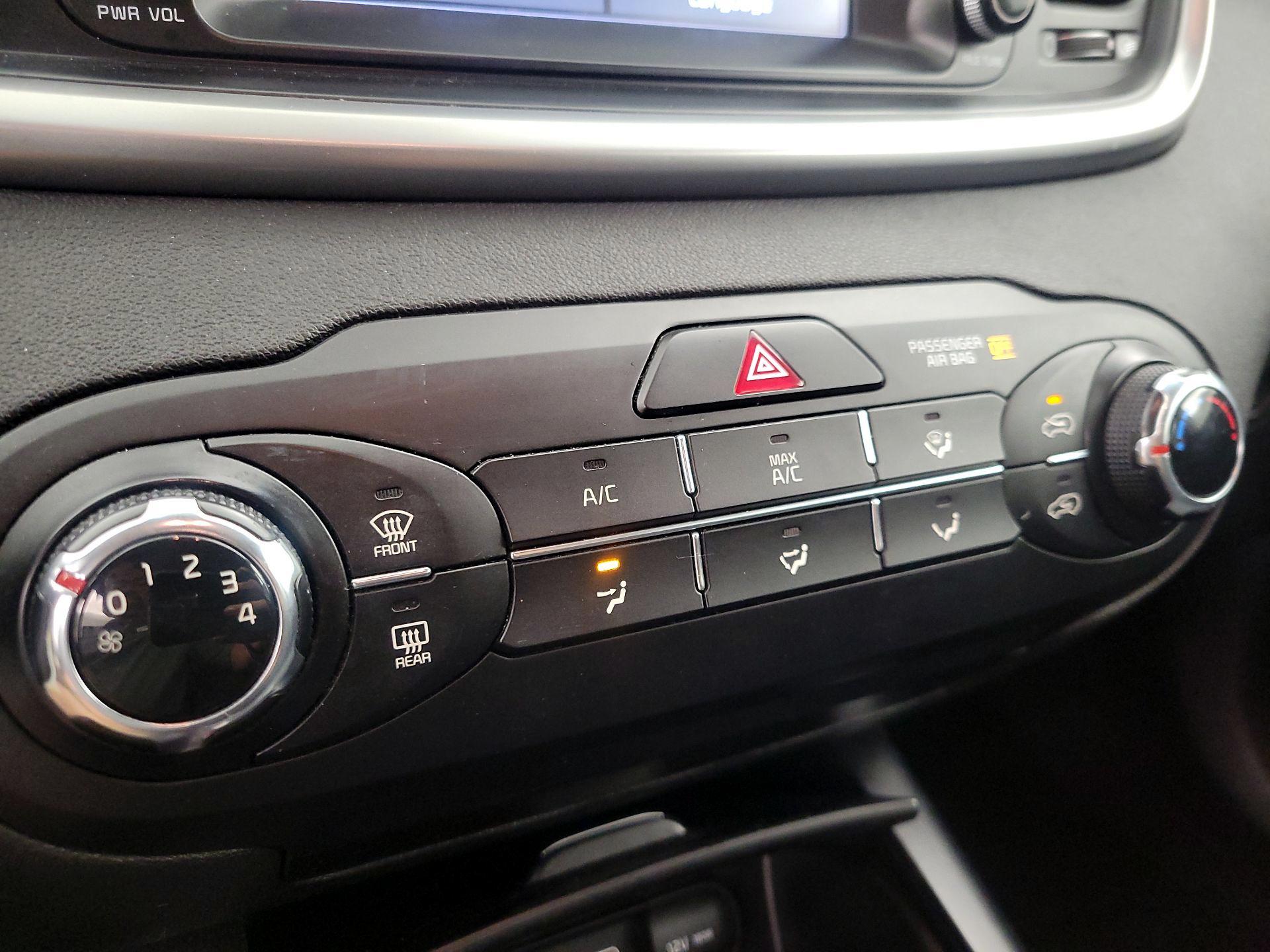 Thumbnail: 2019 Kia Sorento - 16