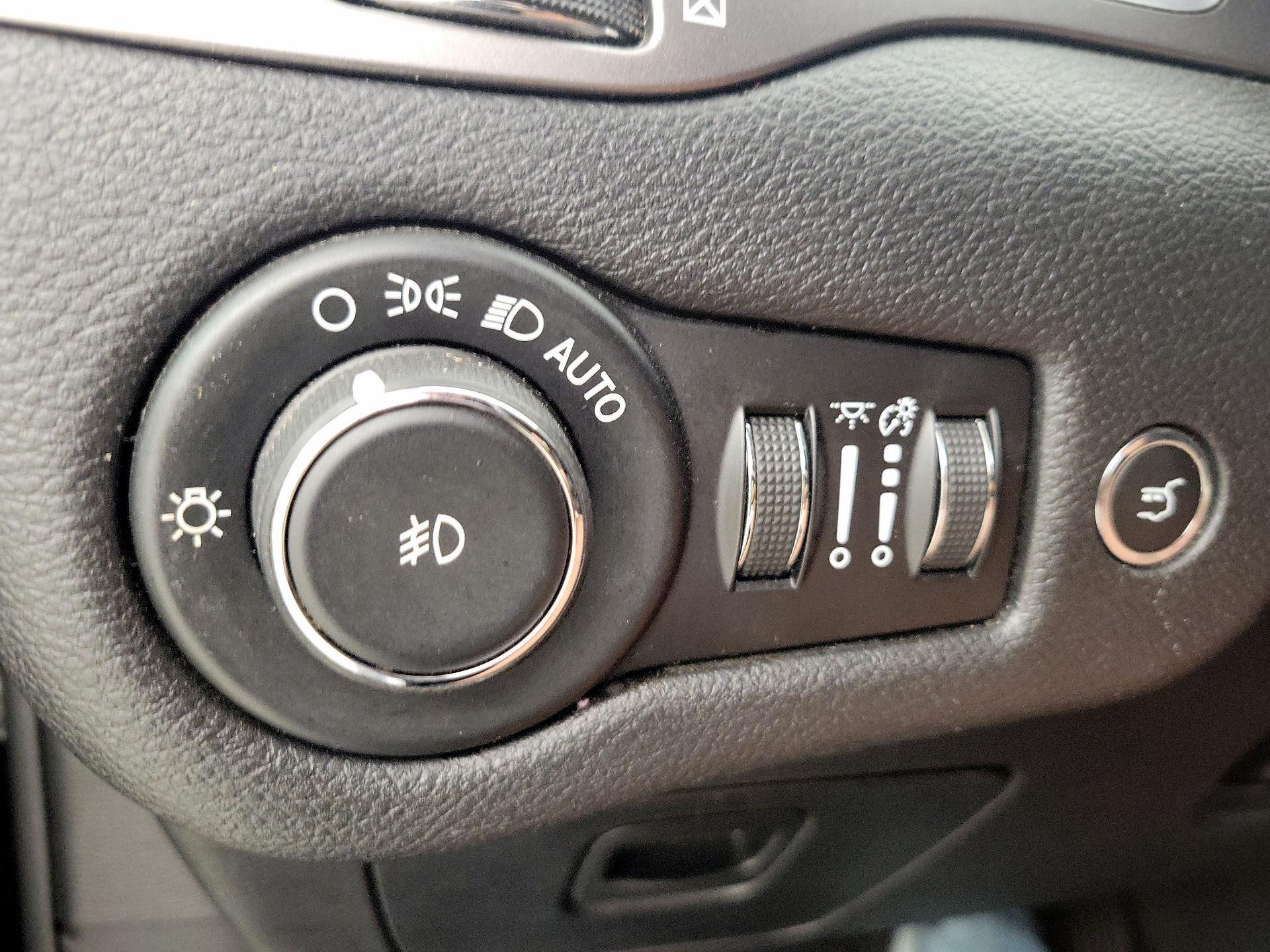 Thumbnail: 2019 Jeep Cherokee - 13