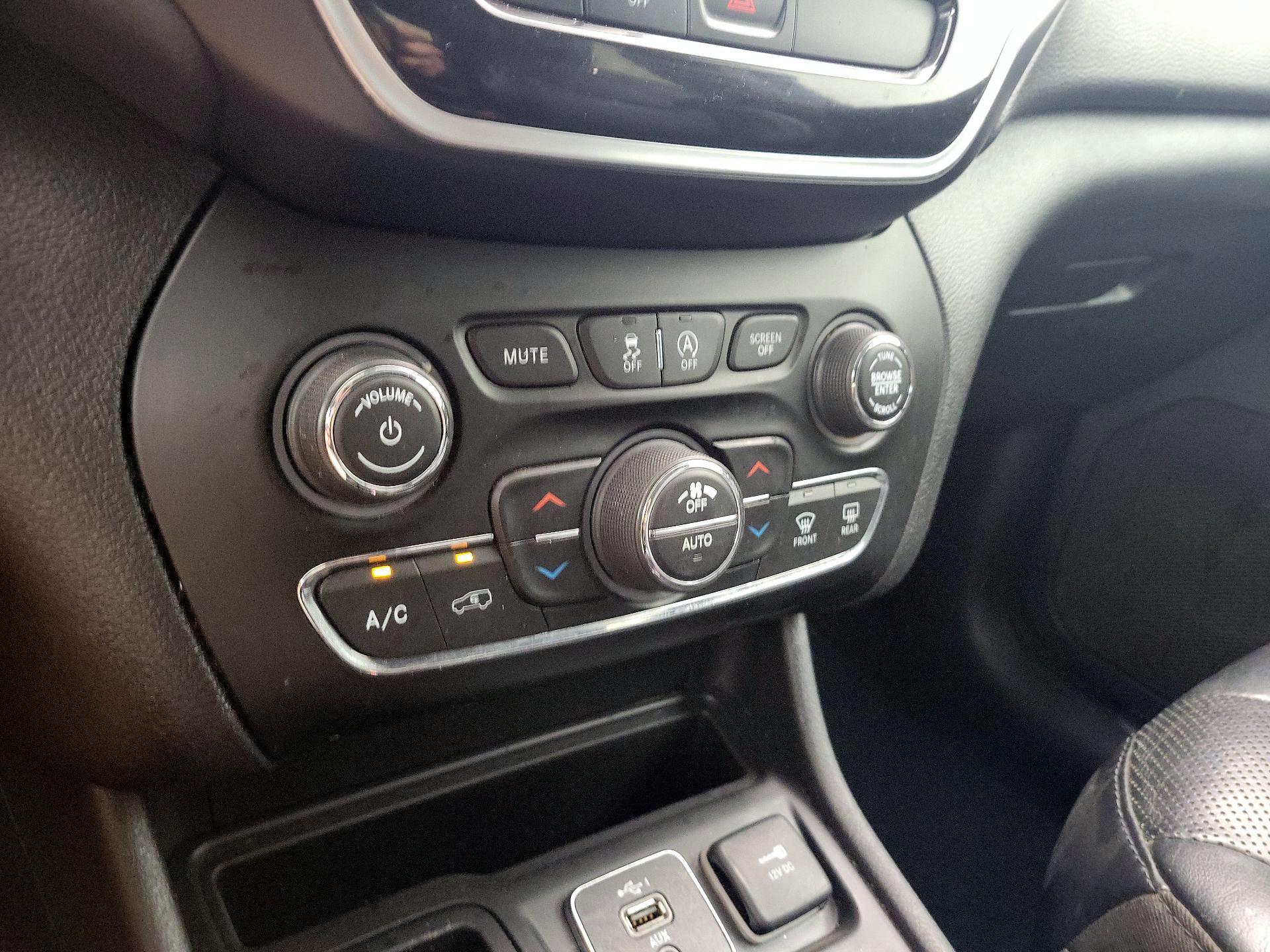 Thumbnail: 2019 Jeep Cherokee - 16