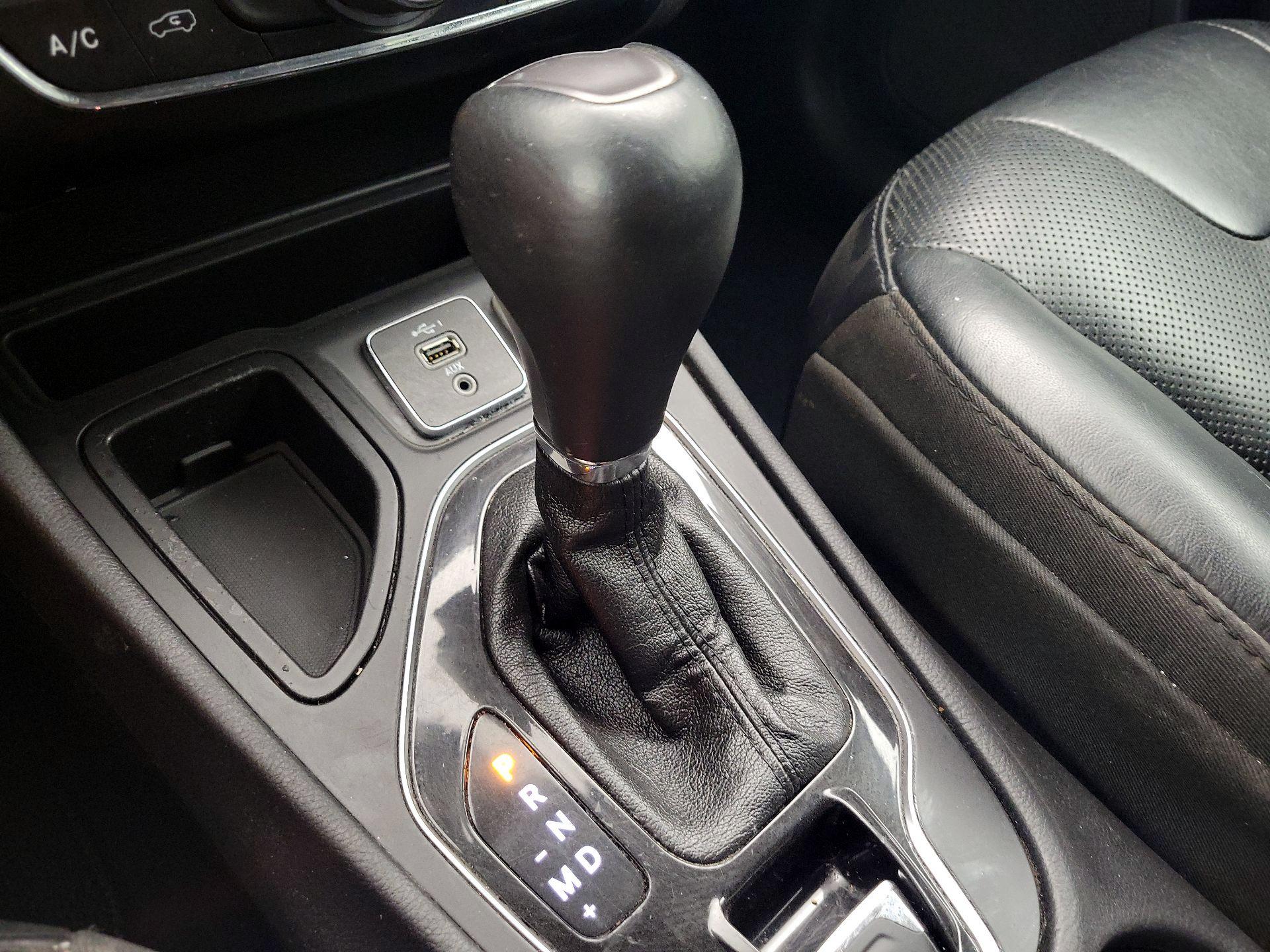 Thumbnail: 2019 Jeep Cherokee - 17