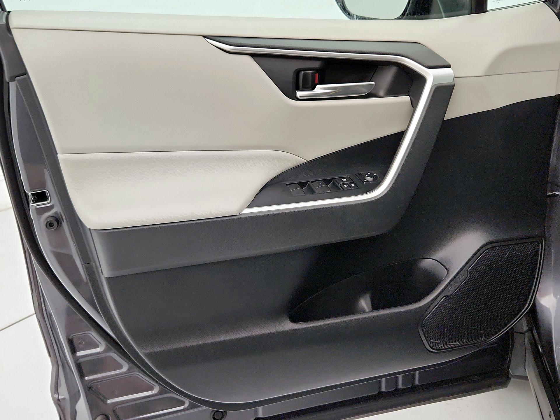Thumbnail: 2020 Toyota RAV4 - 12