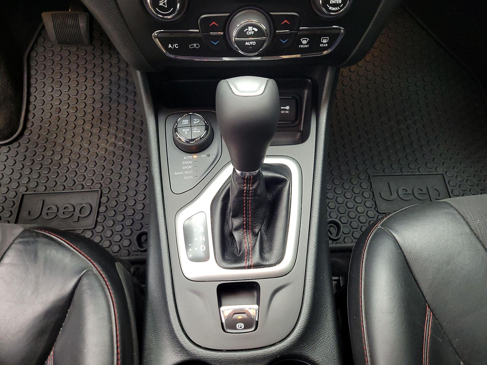 Thumbnail: 2015 Jeep Cherokee - 18