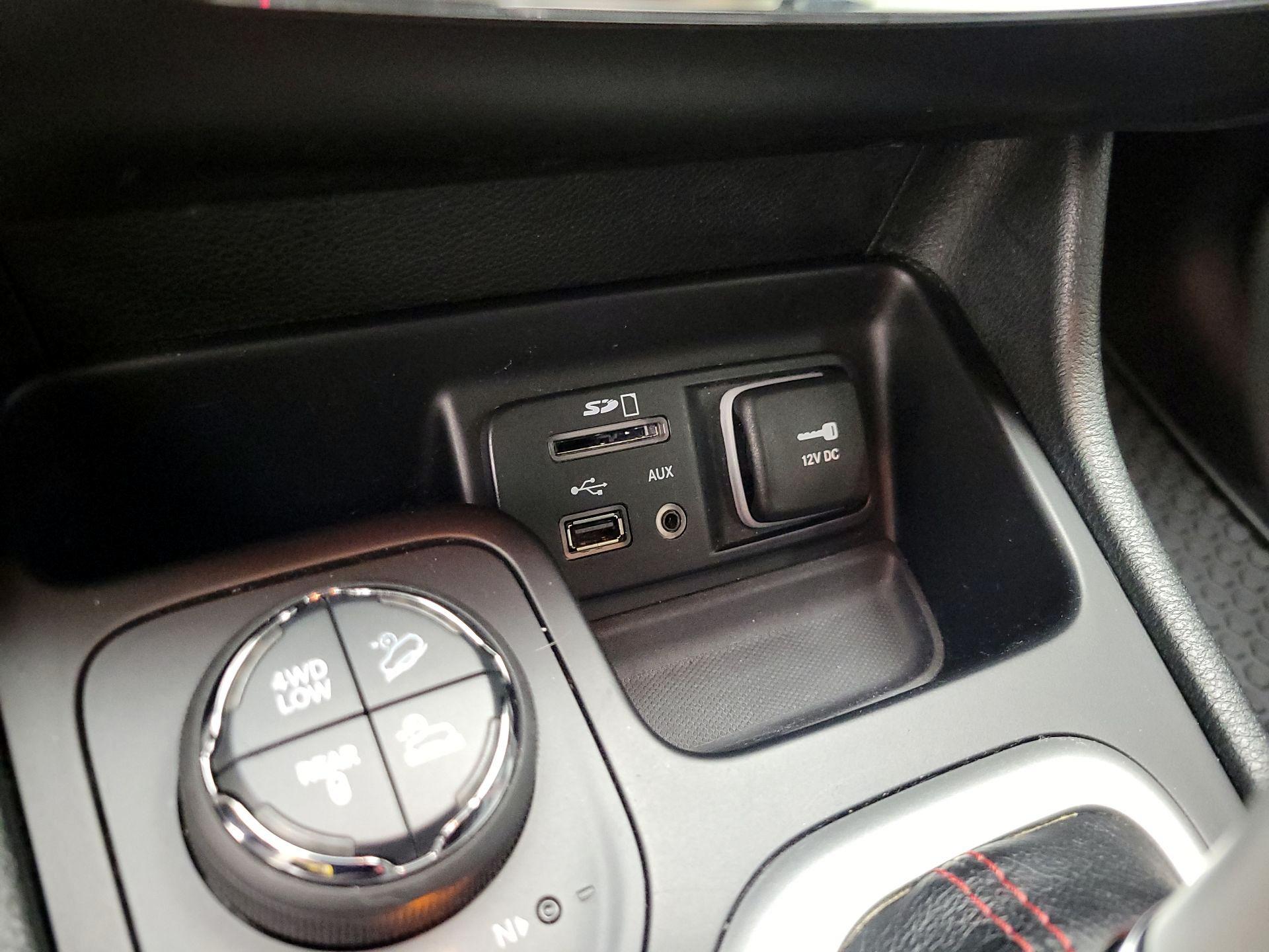 Thumbnail: 2015 Jeep Cherokee - 19