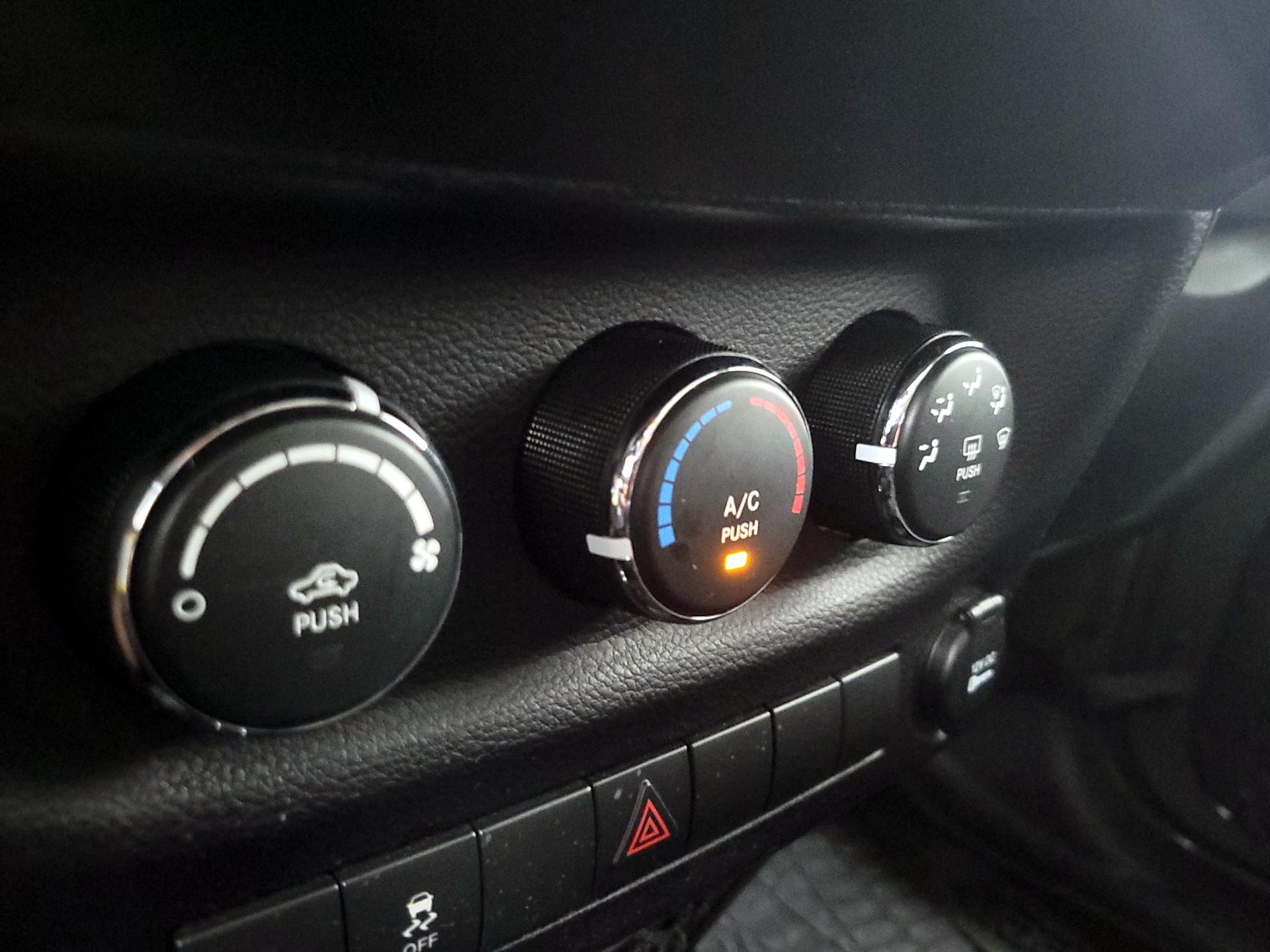 Thumbnail: 2015 Jeep Wrangler - 14