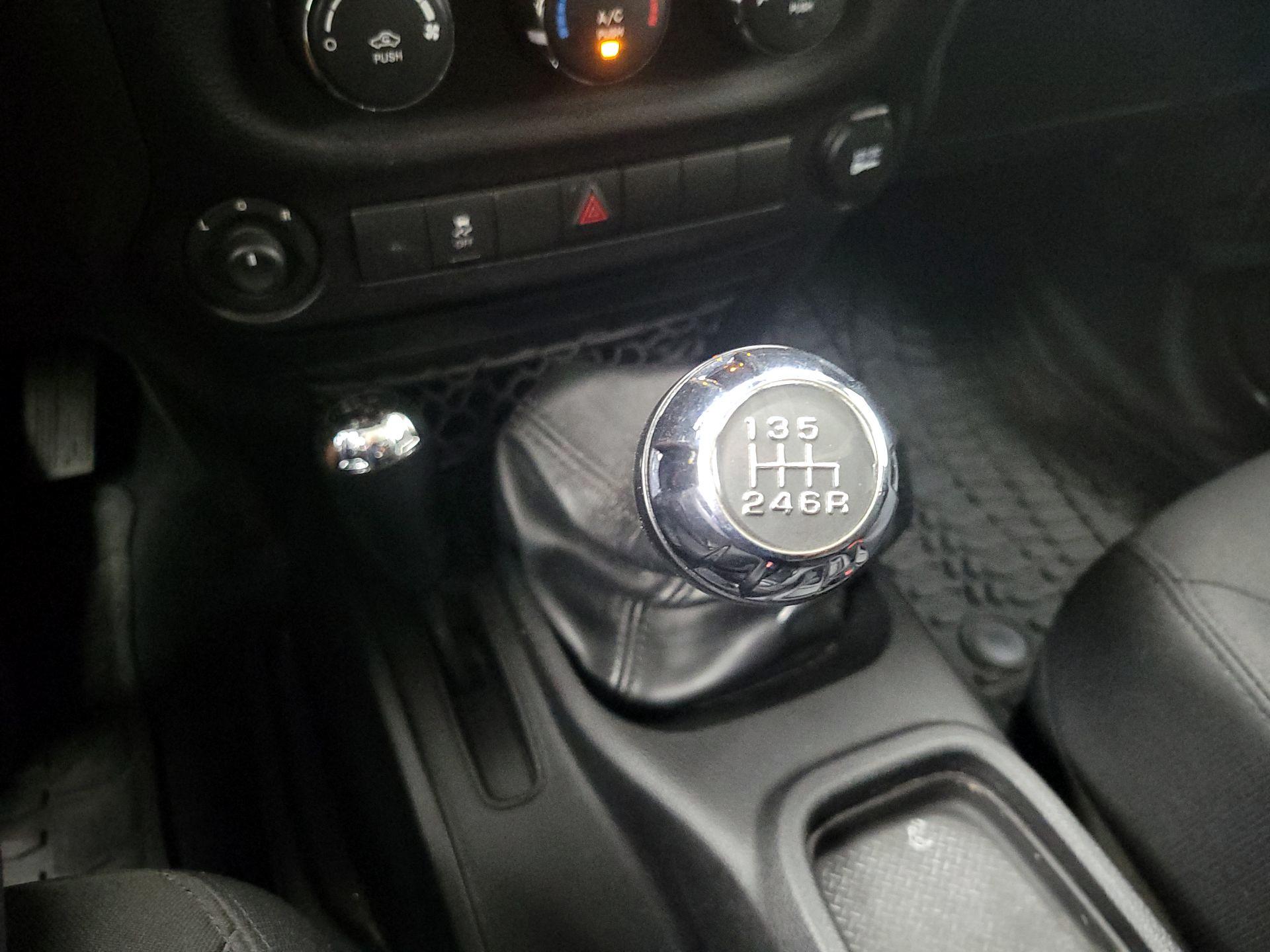 Thumbnail: 2015 Jeep Wrangler - 15