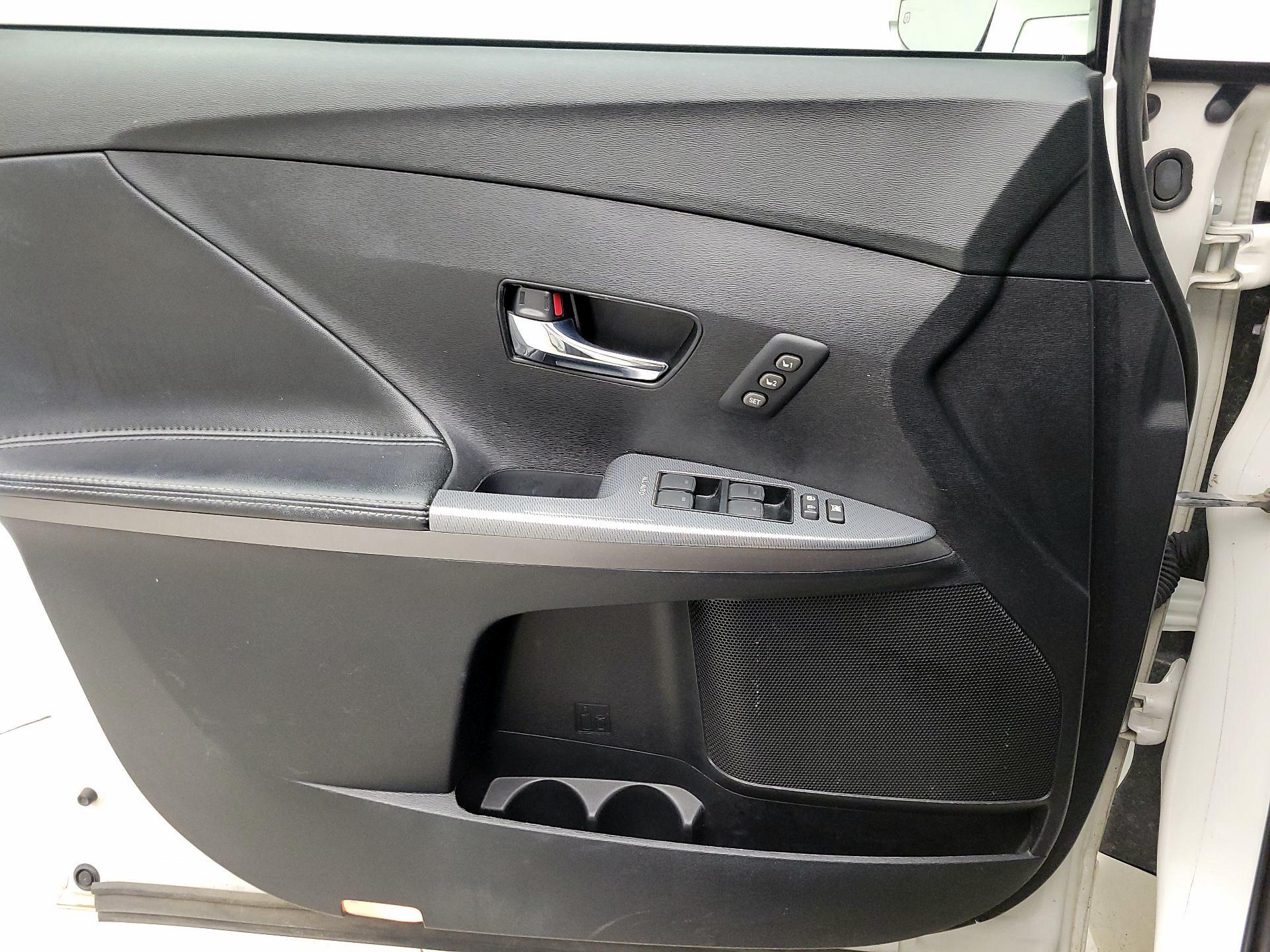 Thumbnail: 2013 Toyota Venza - 12
