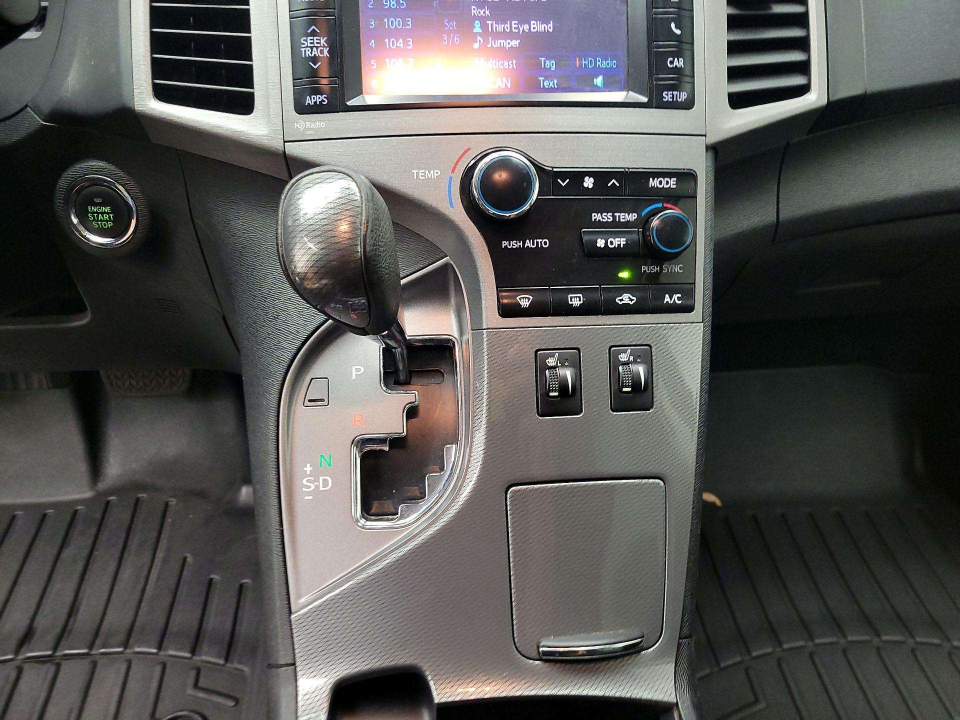 Thumbnail: 2013 Toyota Venza - 17
