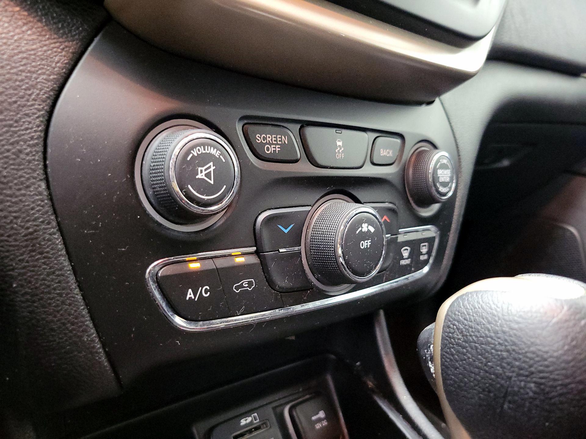 Thumbnail: 2014 Jeep Cherokee - 15