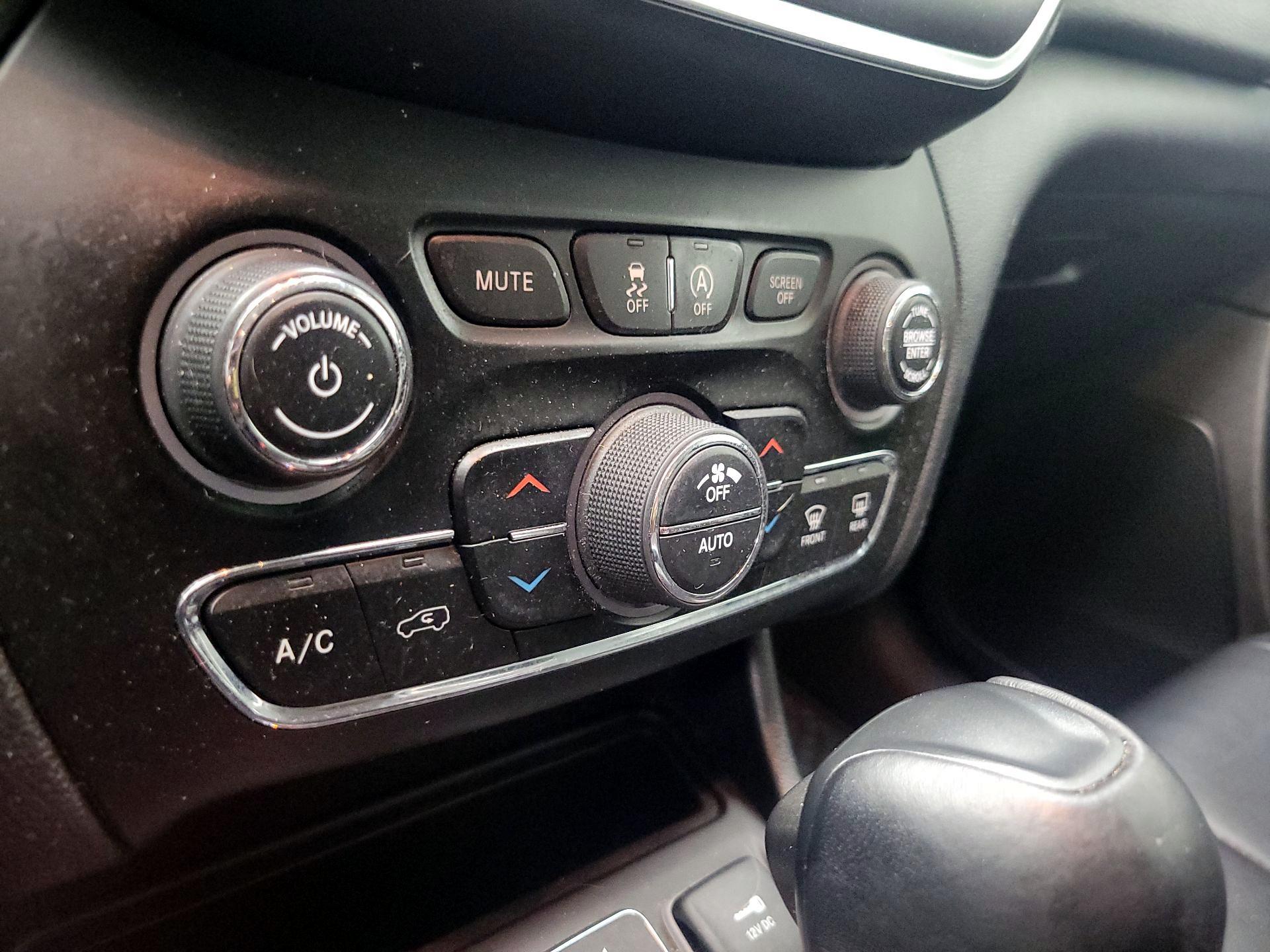 Thumbnail: 2020 Jeep Cherokee - 17