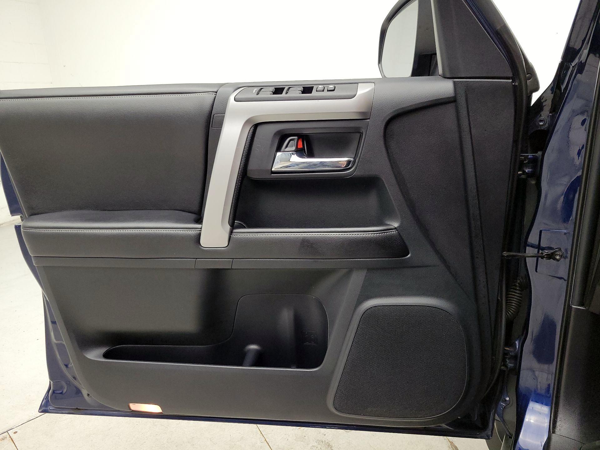 Thumbnail: 2015 Toyota 4Runner - 12