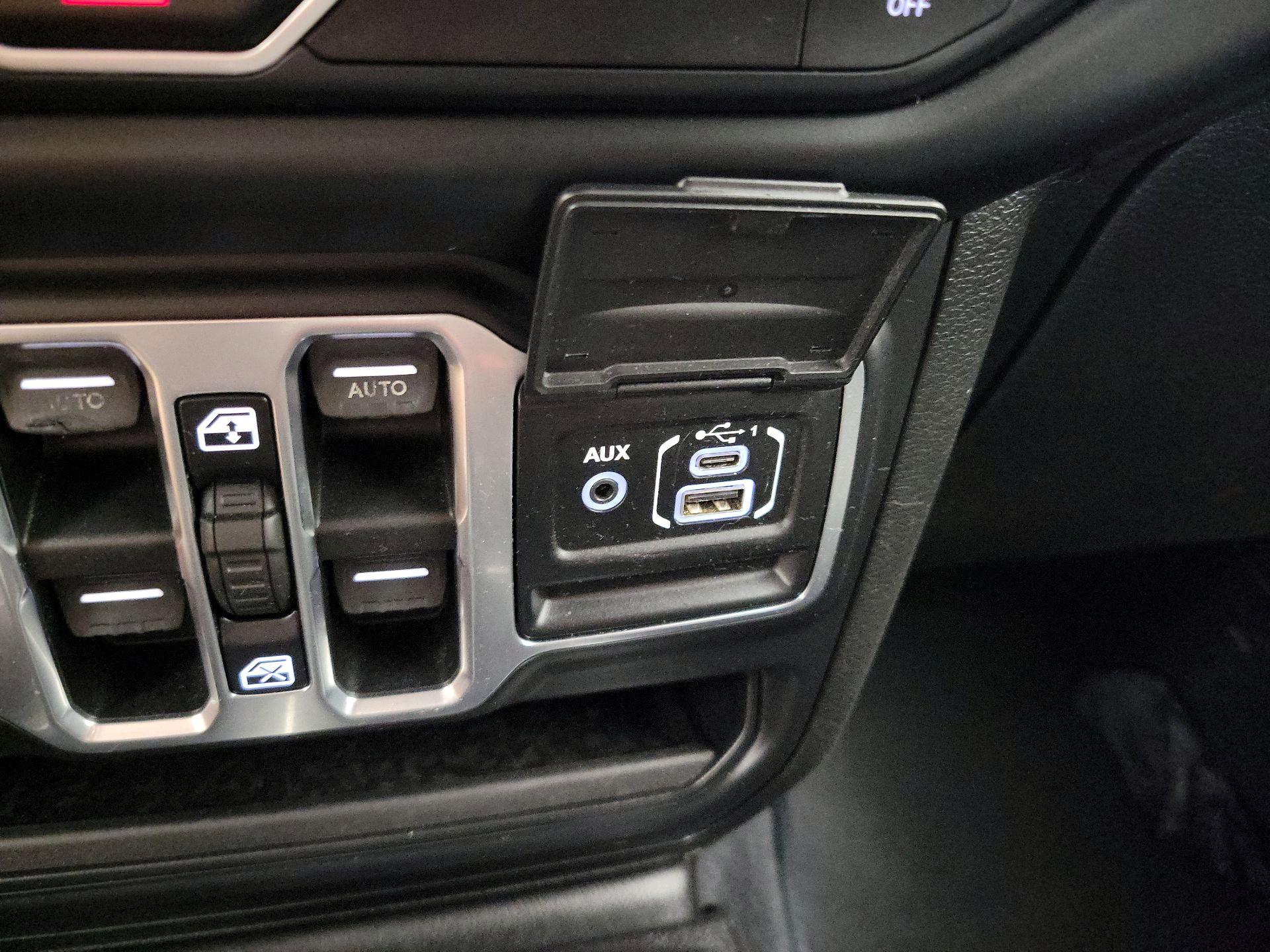 Thumbnail: 2018 Jeep Wrangler - 17
