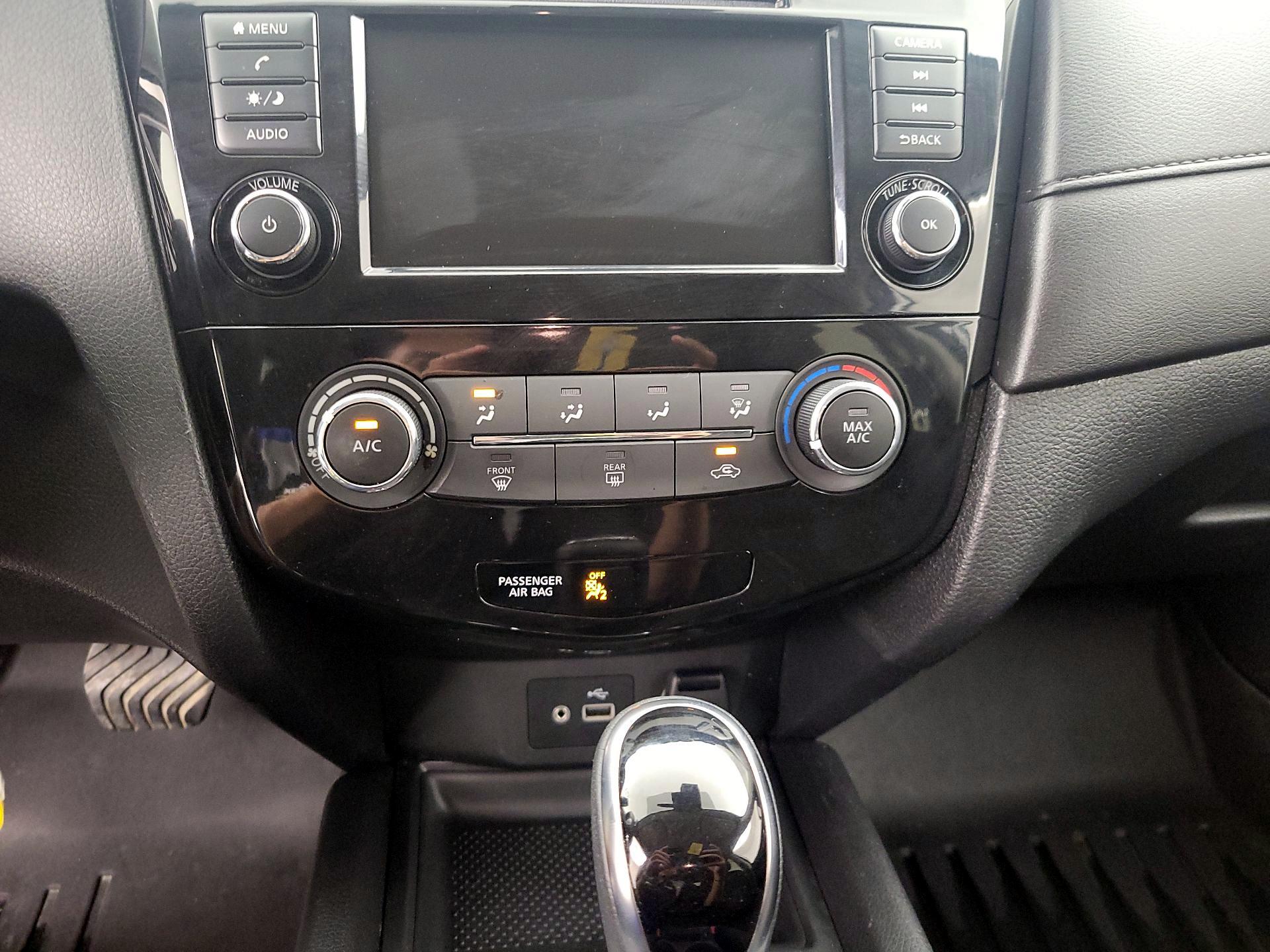 Thumbnail: 2019 Nissan Rogue - 16