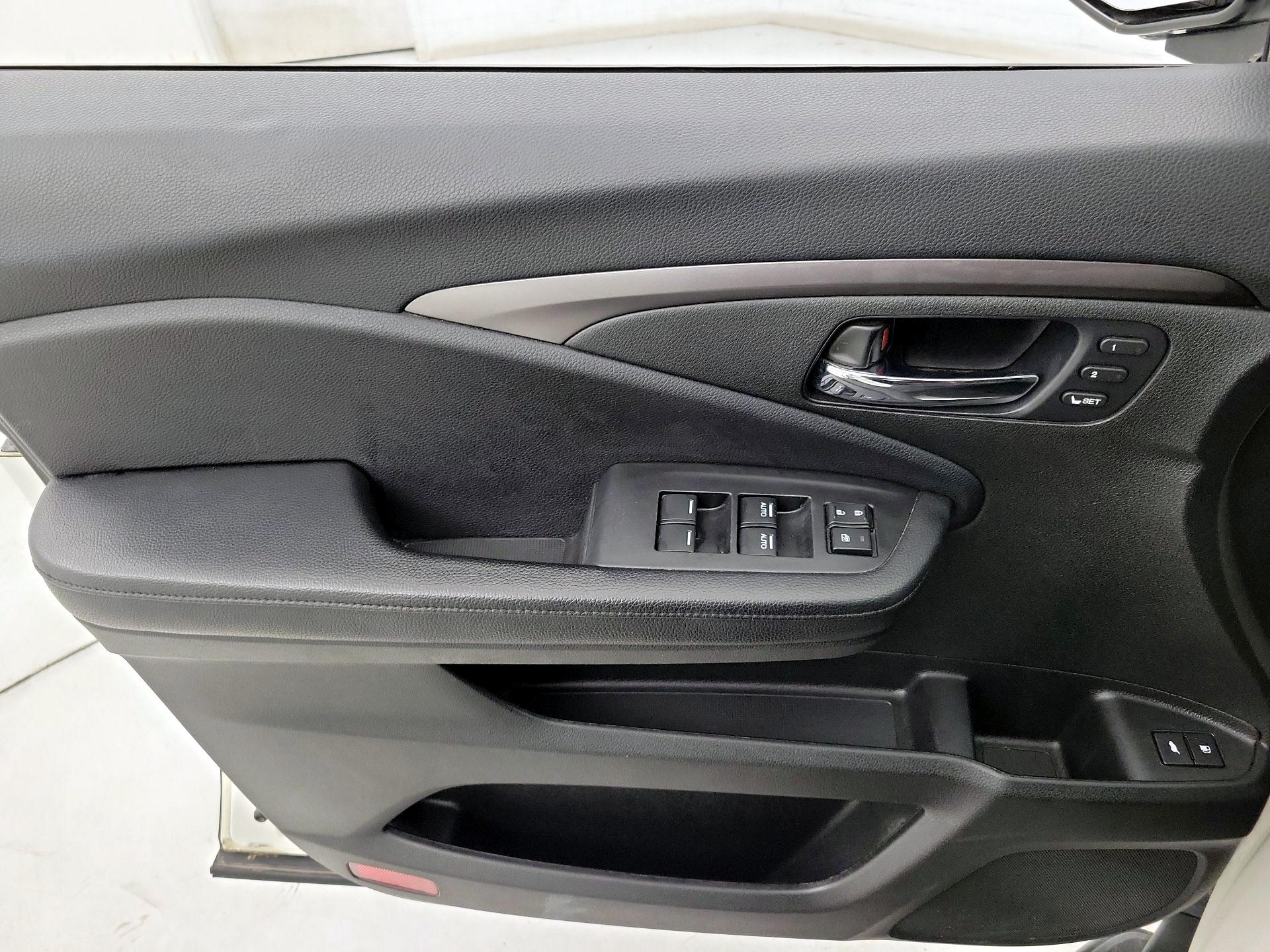 Thumbnail: 2019 Honda Pilot - 12
