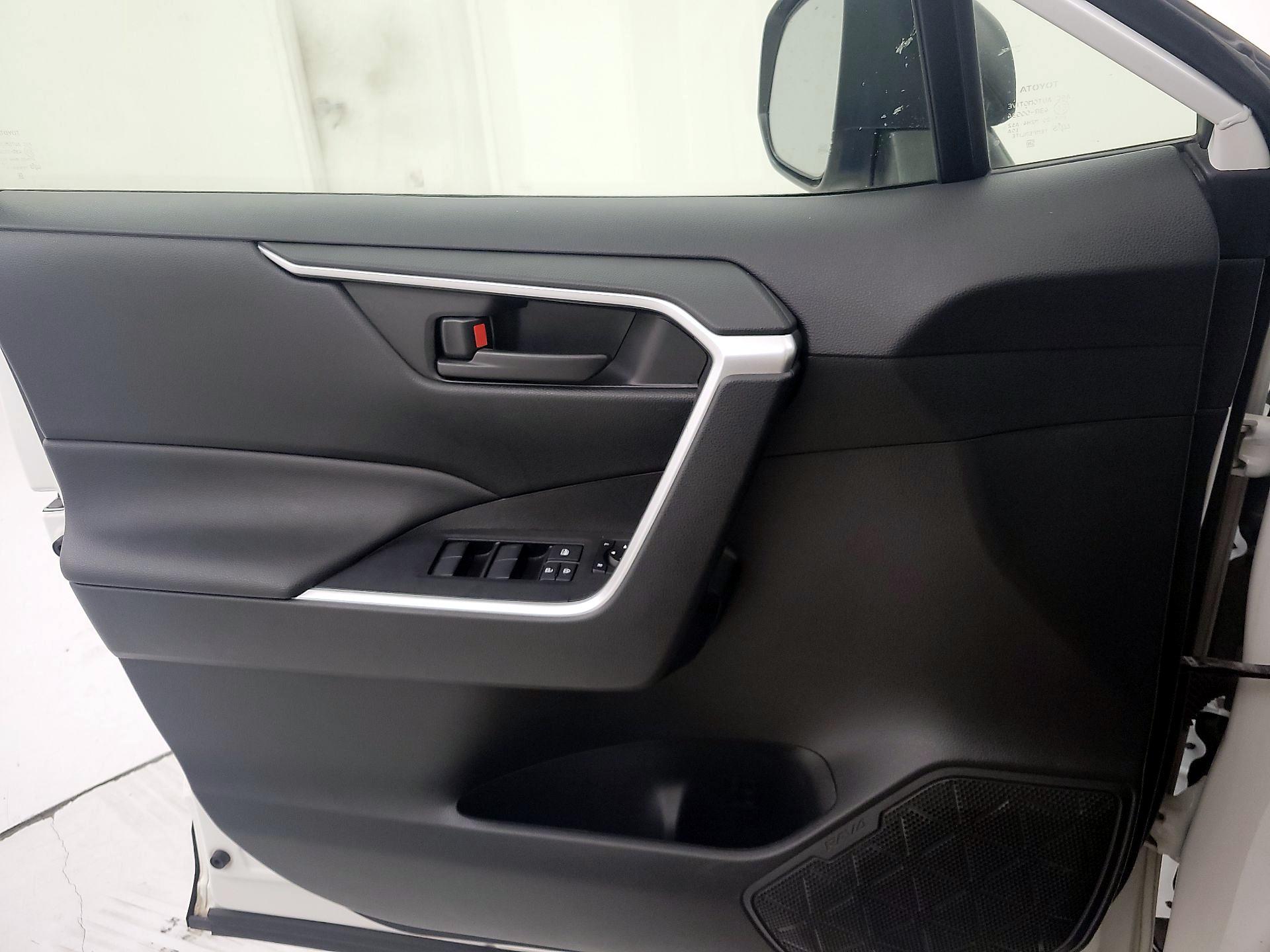 Thumbnail: 2019 Toyota RAV4 - 12