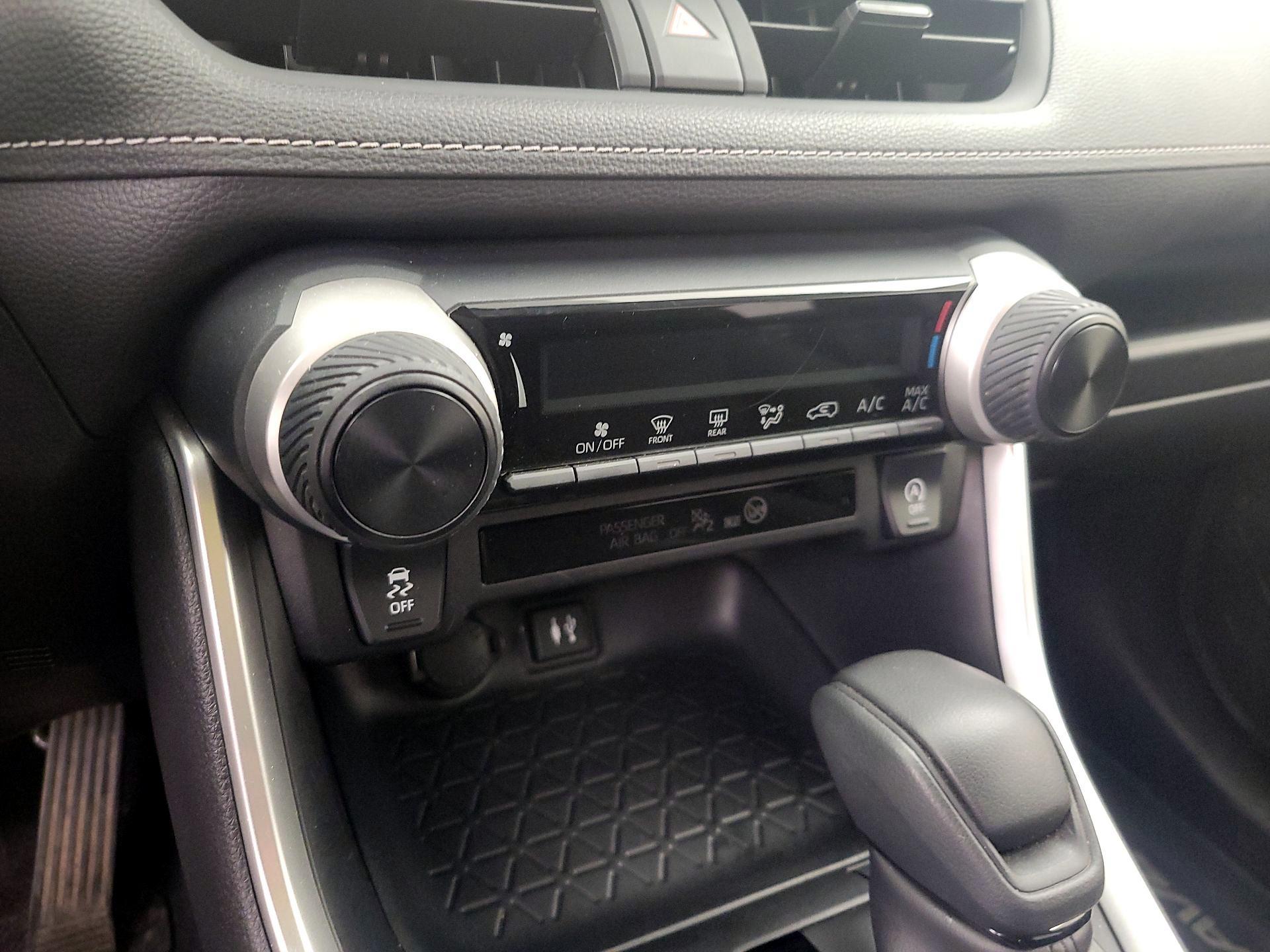 Thumbnail: 2019 Toyota RAV4 - 16