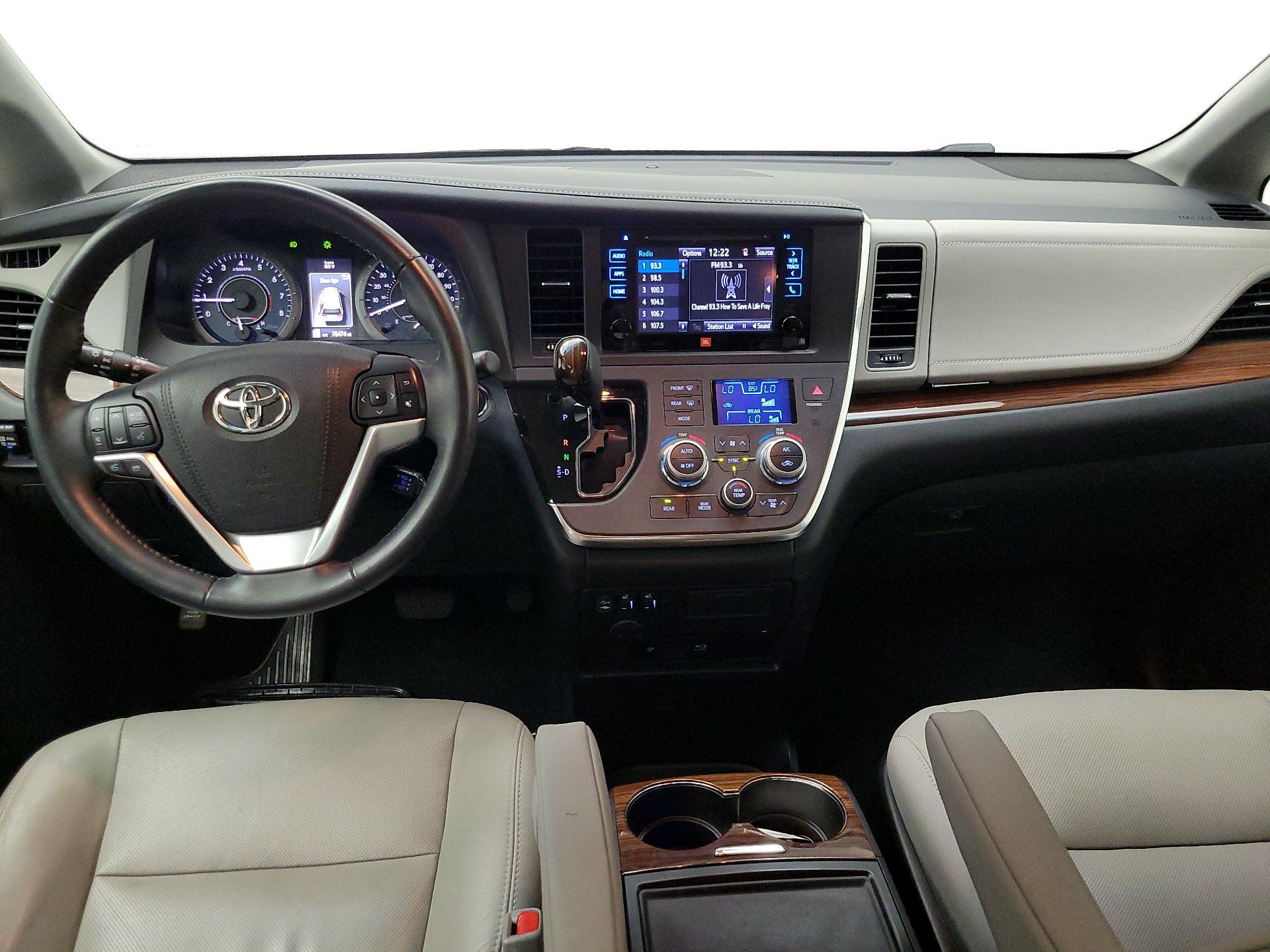 Thumbnail: 2017 Toyota Sienna - 9