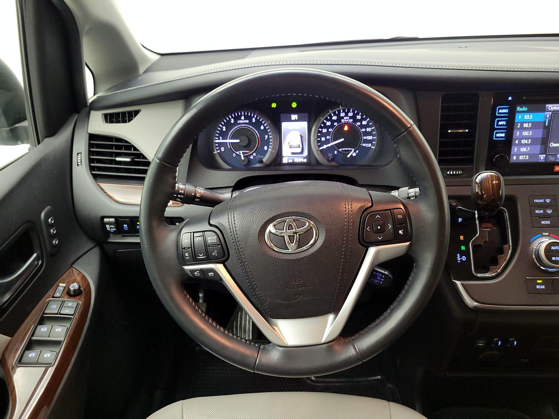 Thumbnail: 2017 Toyota Sienna - 10