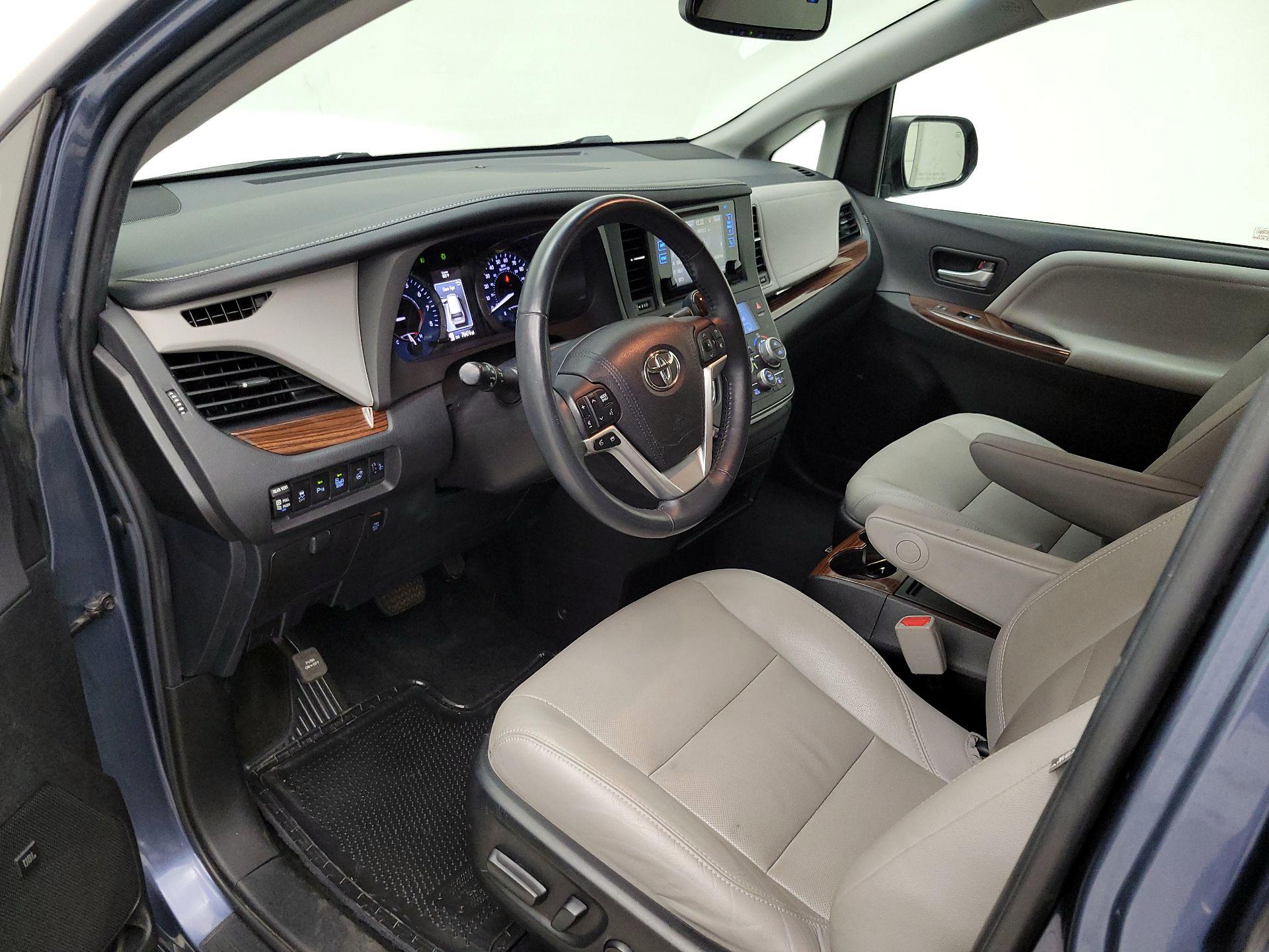 Thumbnail: 2017 Toyota Sienna - 11