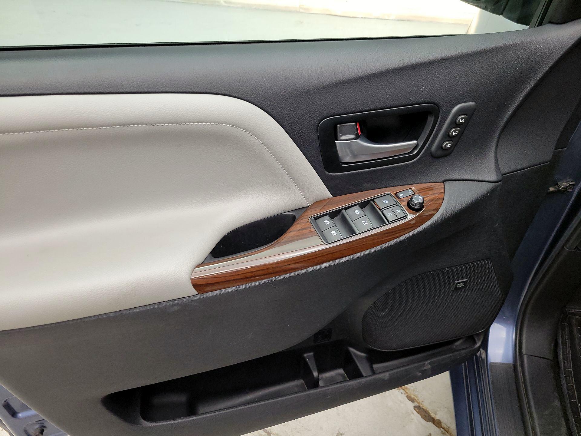 Thumbnail: 2017 Toyota Sienna - 12