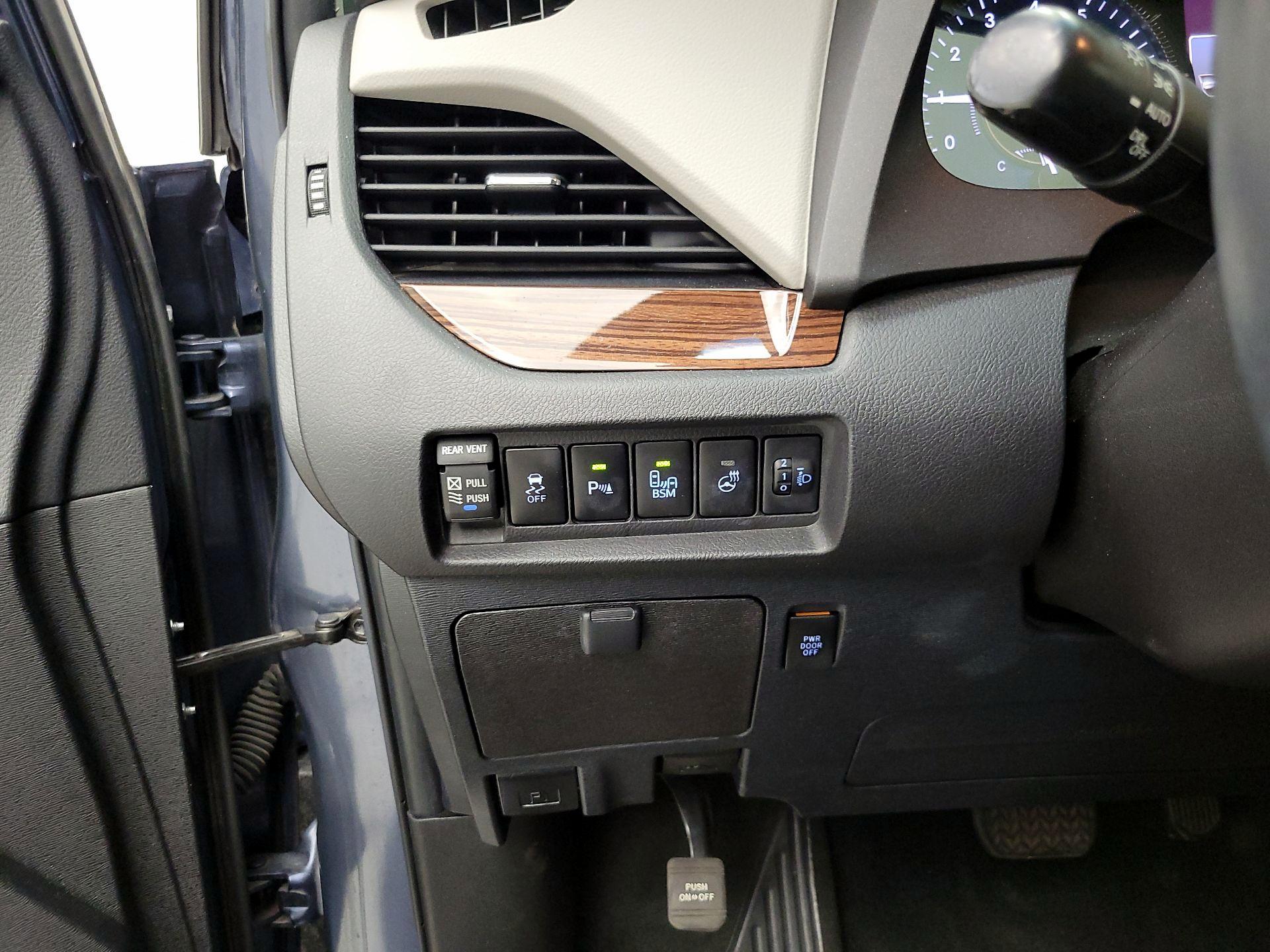 Thumbnail: 2017 Toyota Sienna - 13