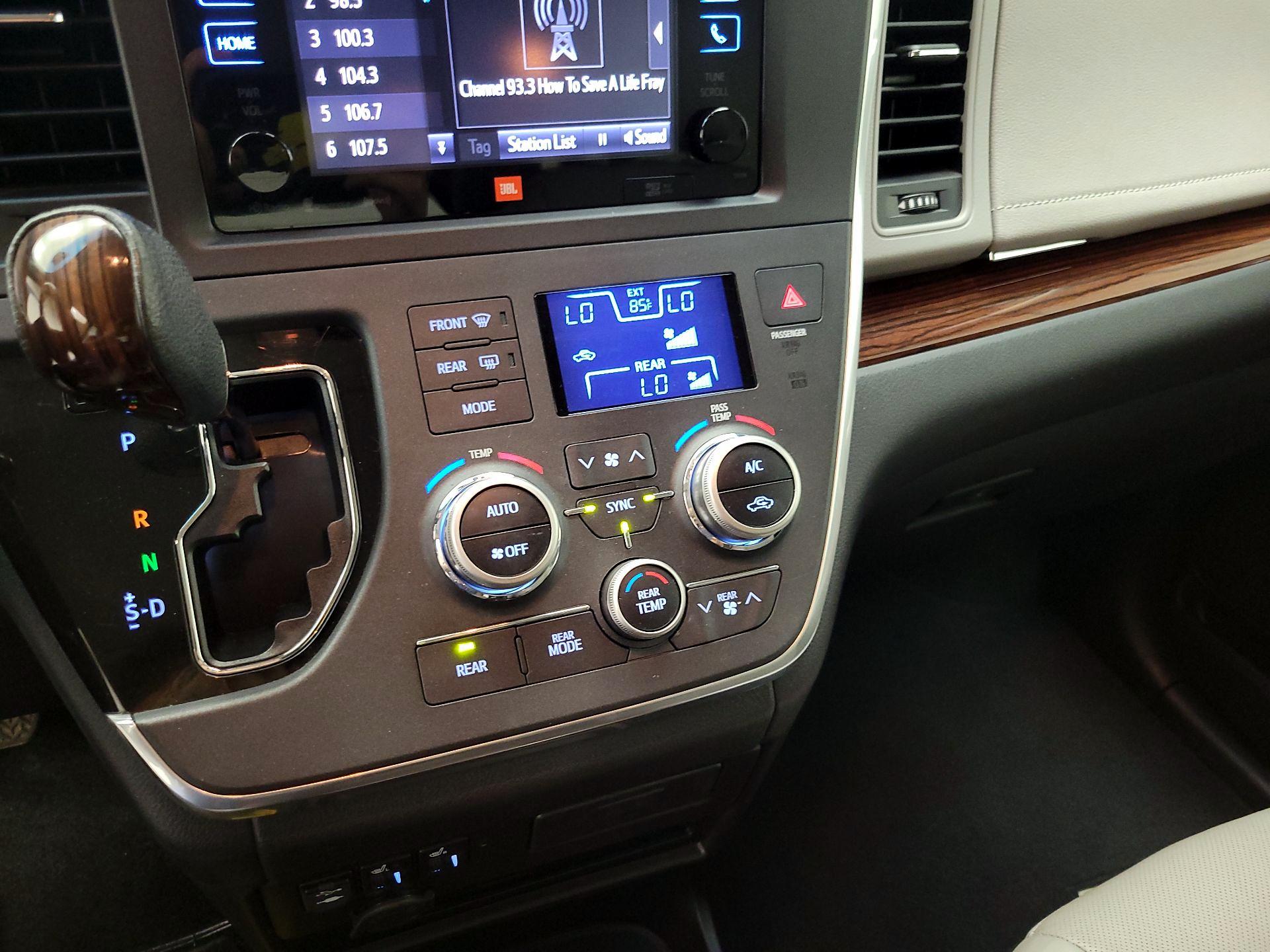 Thumbnail: 2017 Toyota Sienna - 16