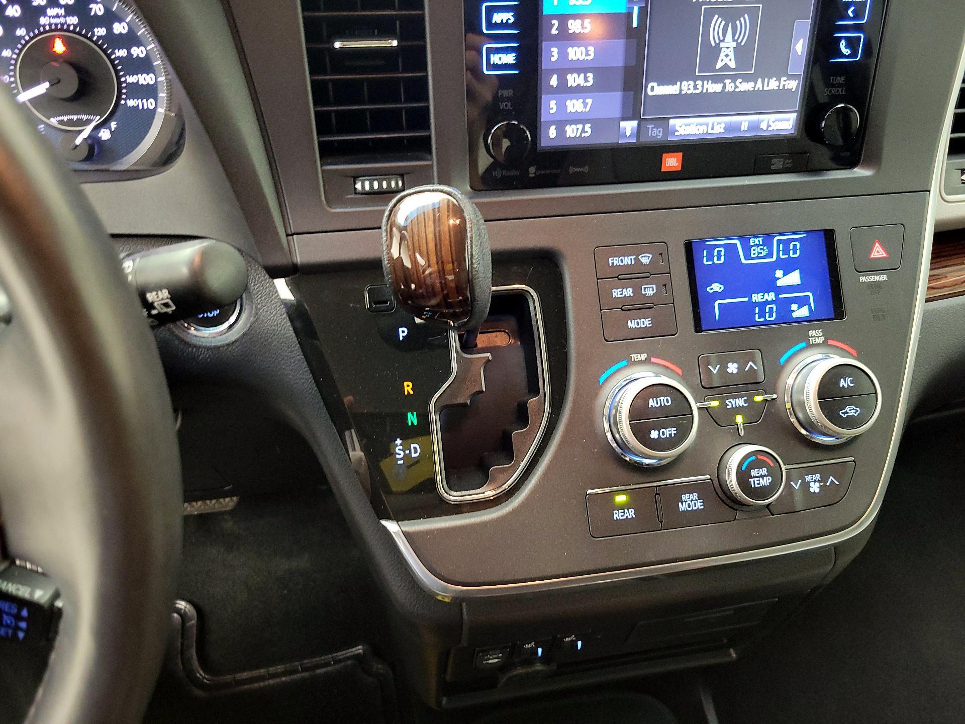 Thumbnail: 2017 Toyota Sienna - 17
