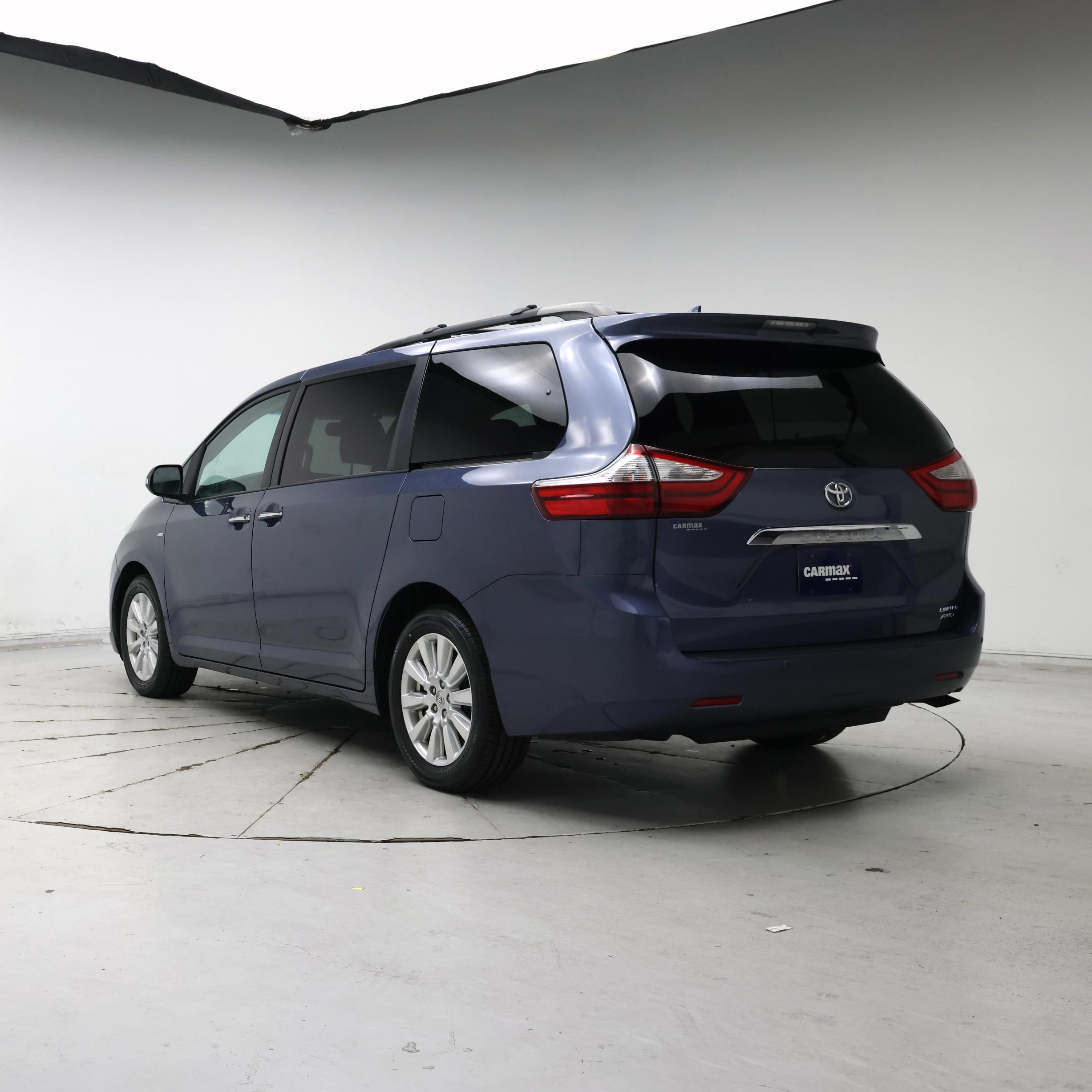 Thumbnail: 2017 Toyota Sienna - 2