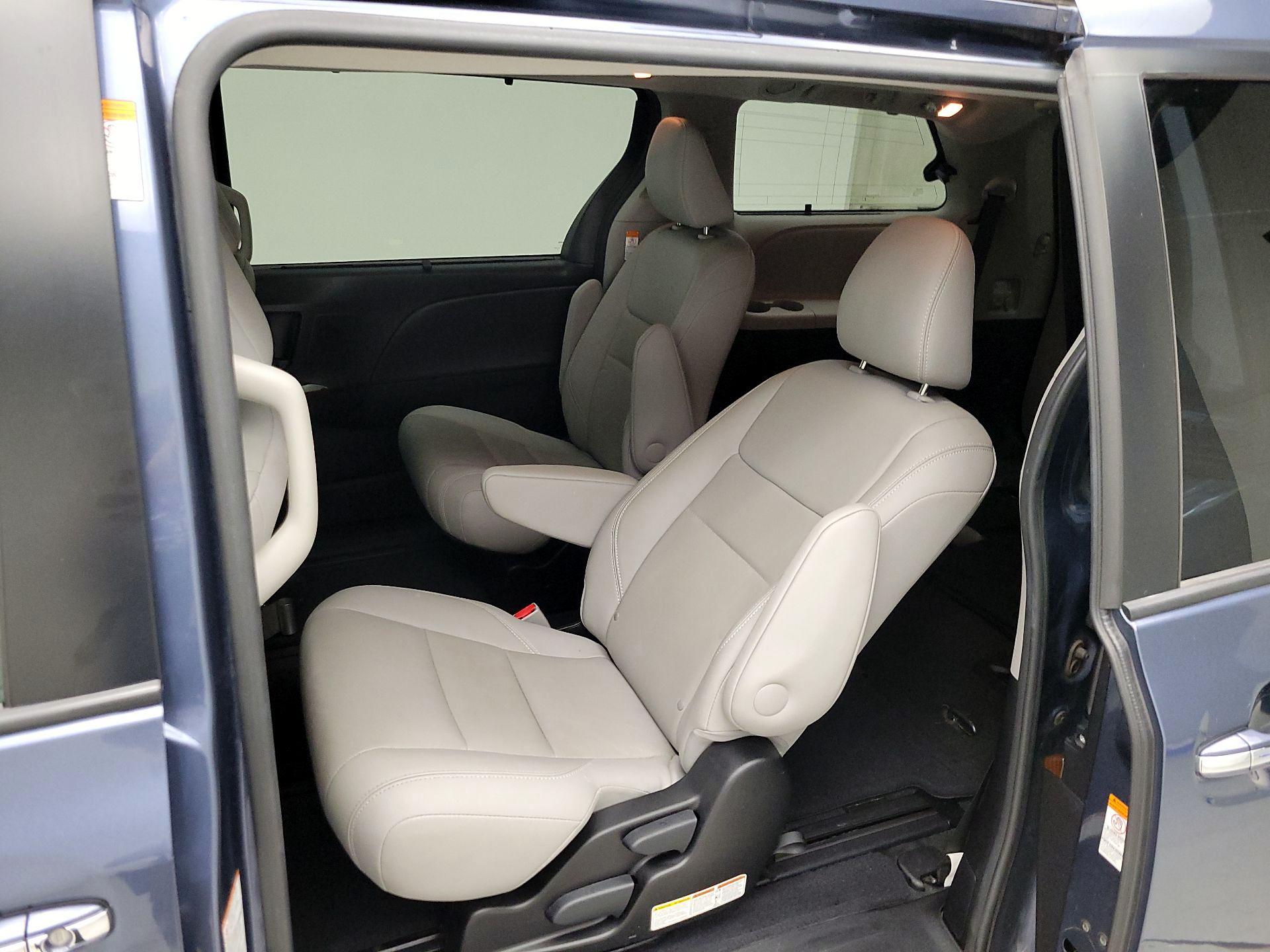 Thumbnail: 2017 Toyota Sienna - 19