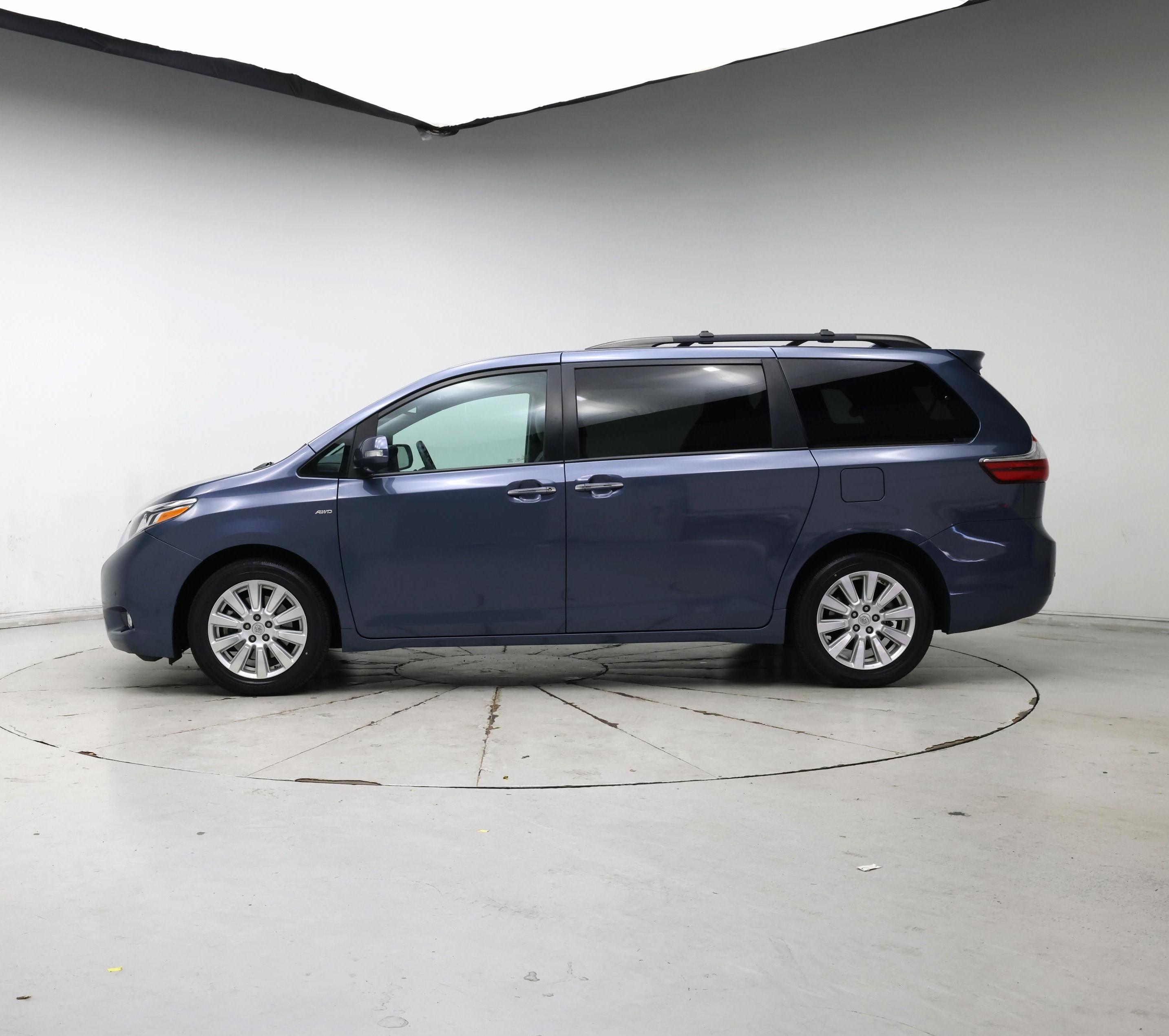 Thumbnail: 2017 Toyota Sienna - 3