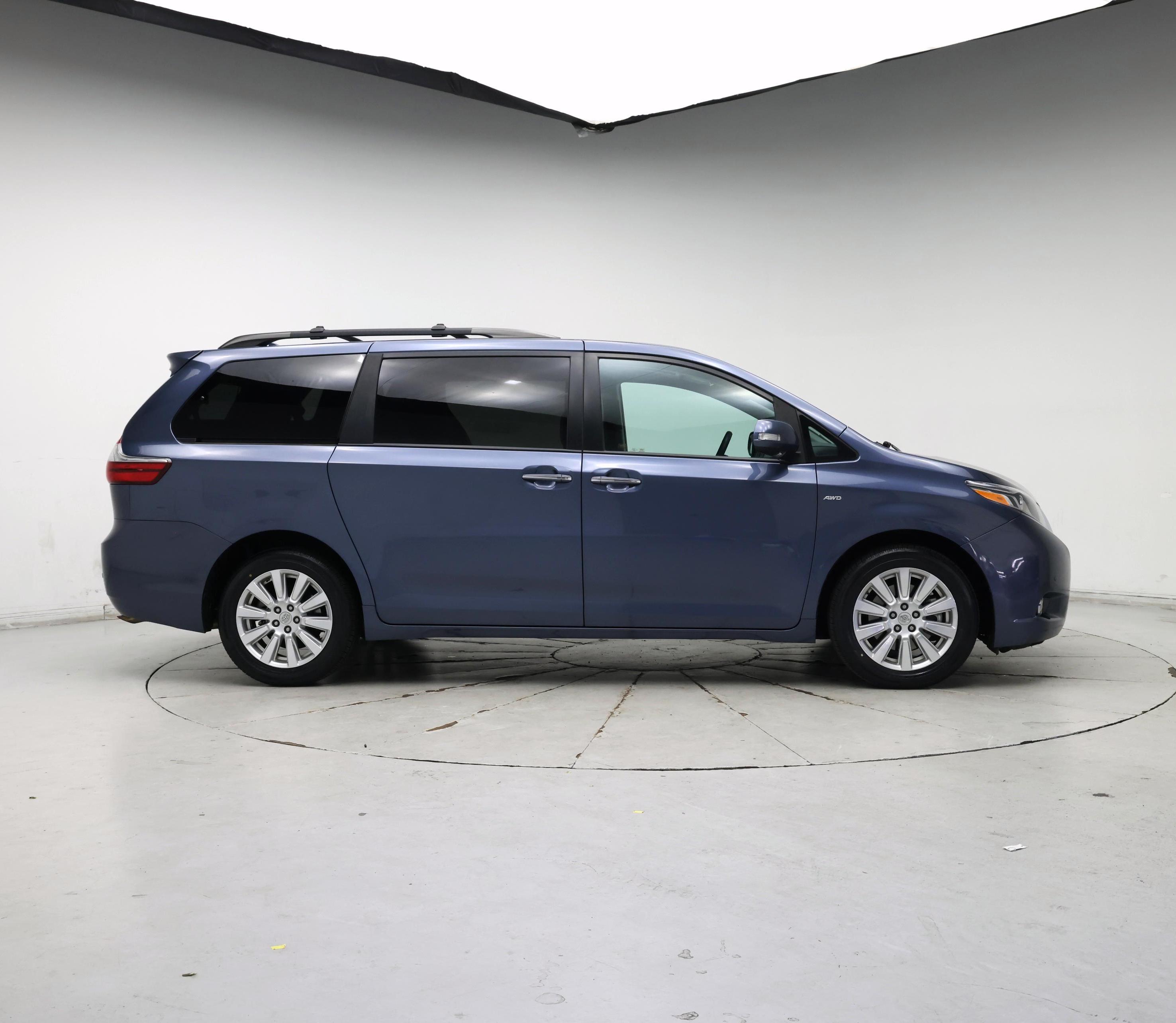 Thumbnail: 2017 Toyota Sienna - 7
