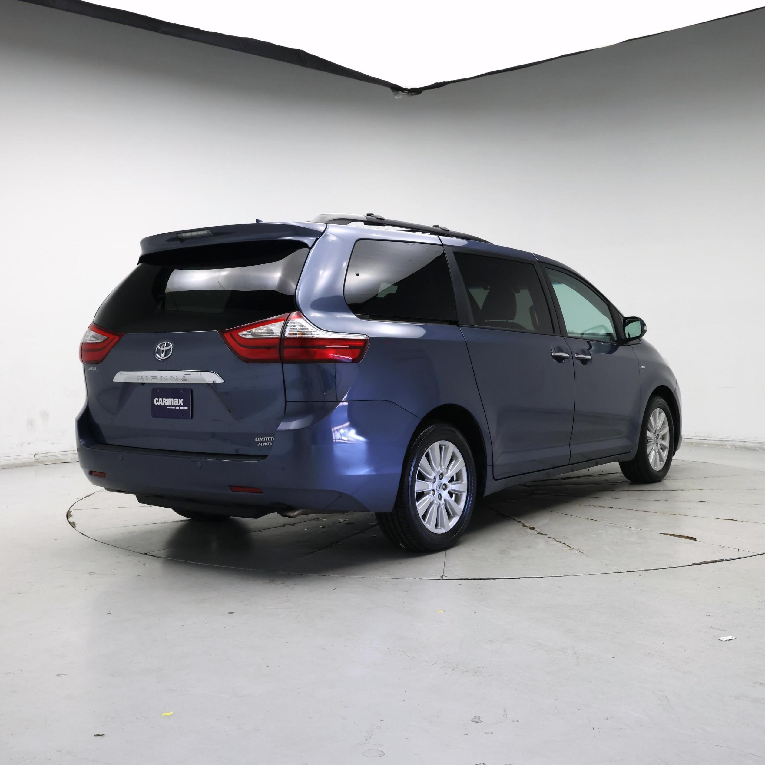 Thumbnail: 2017 Toyota Sienna - 8