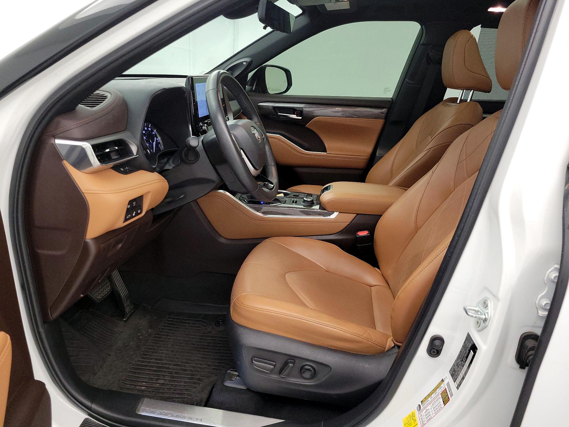 Thumbnail: 2022 Toyota Highlander - 11
