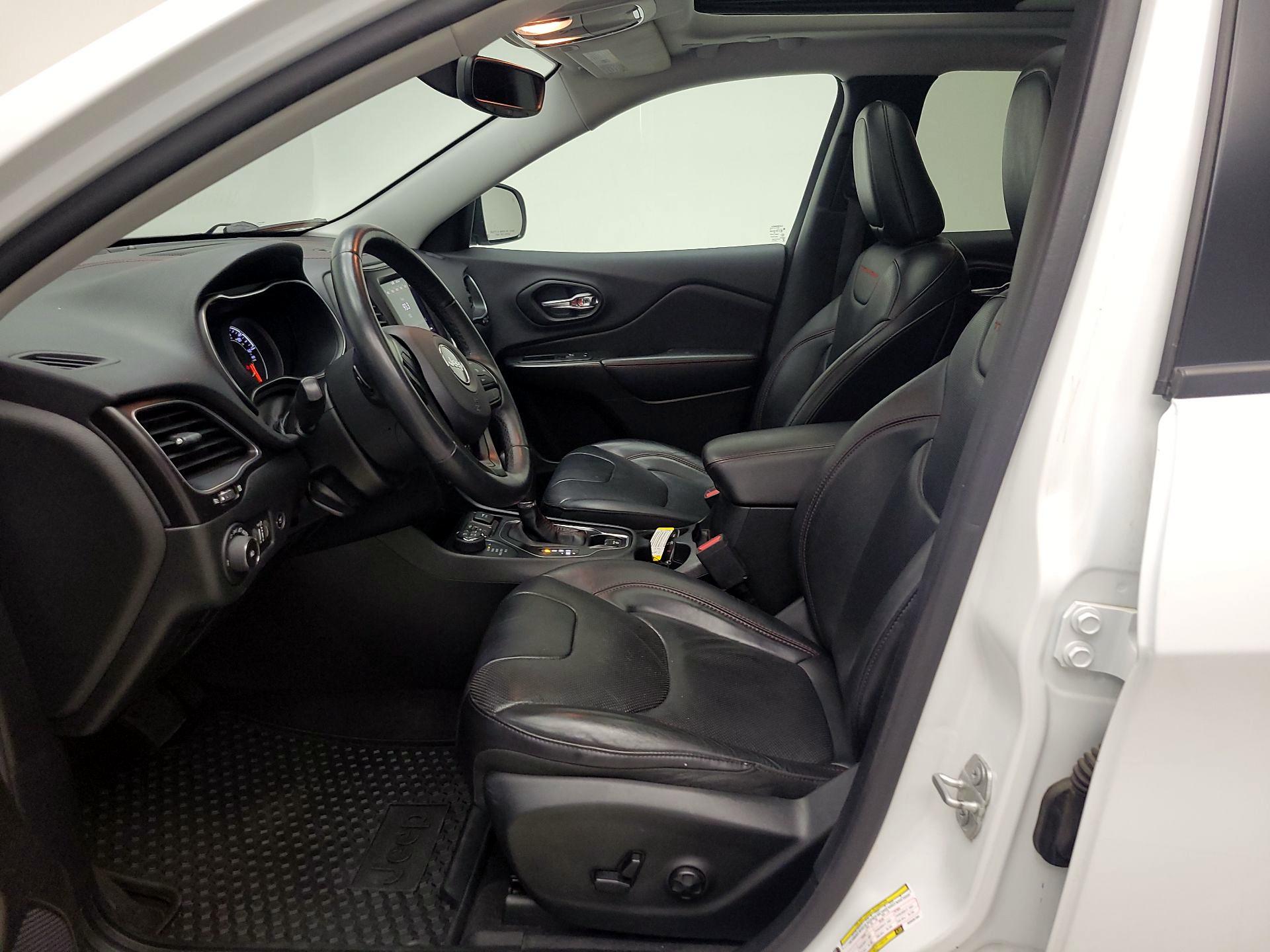 Thumbnail: 2019 Jeep Cherokee - 11