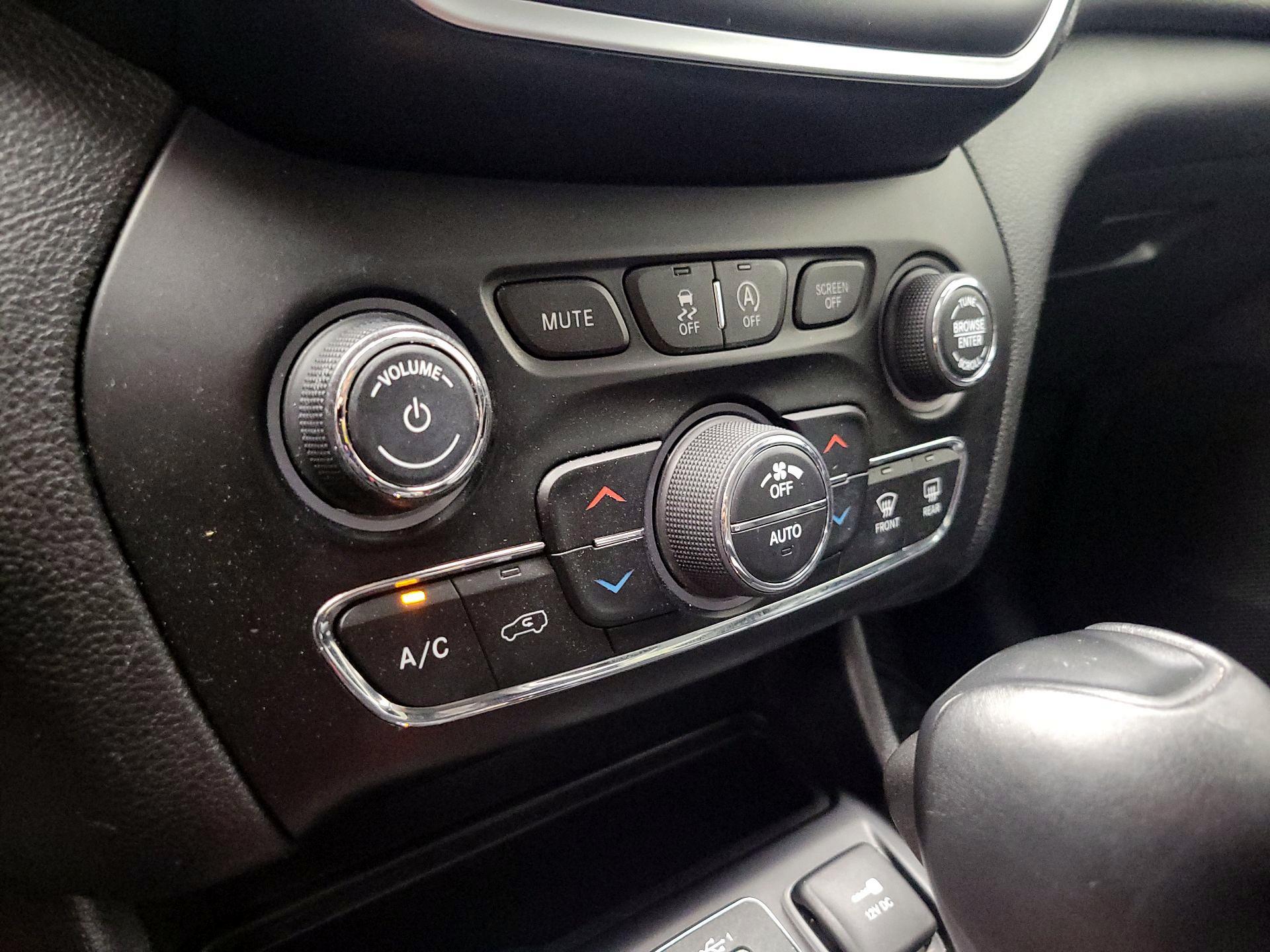 Thumbnail: 2019 Jeep Cherokee - 16