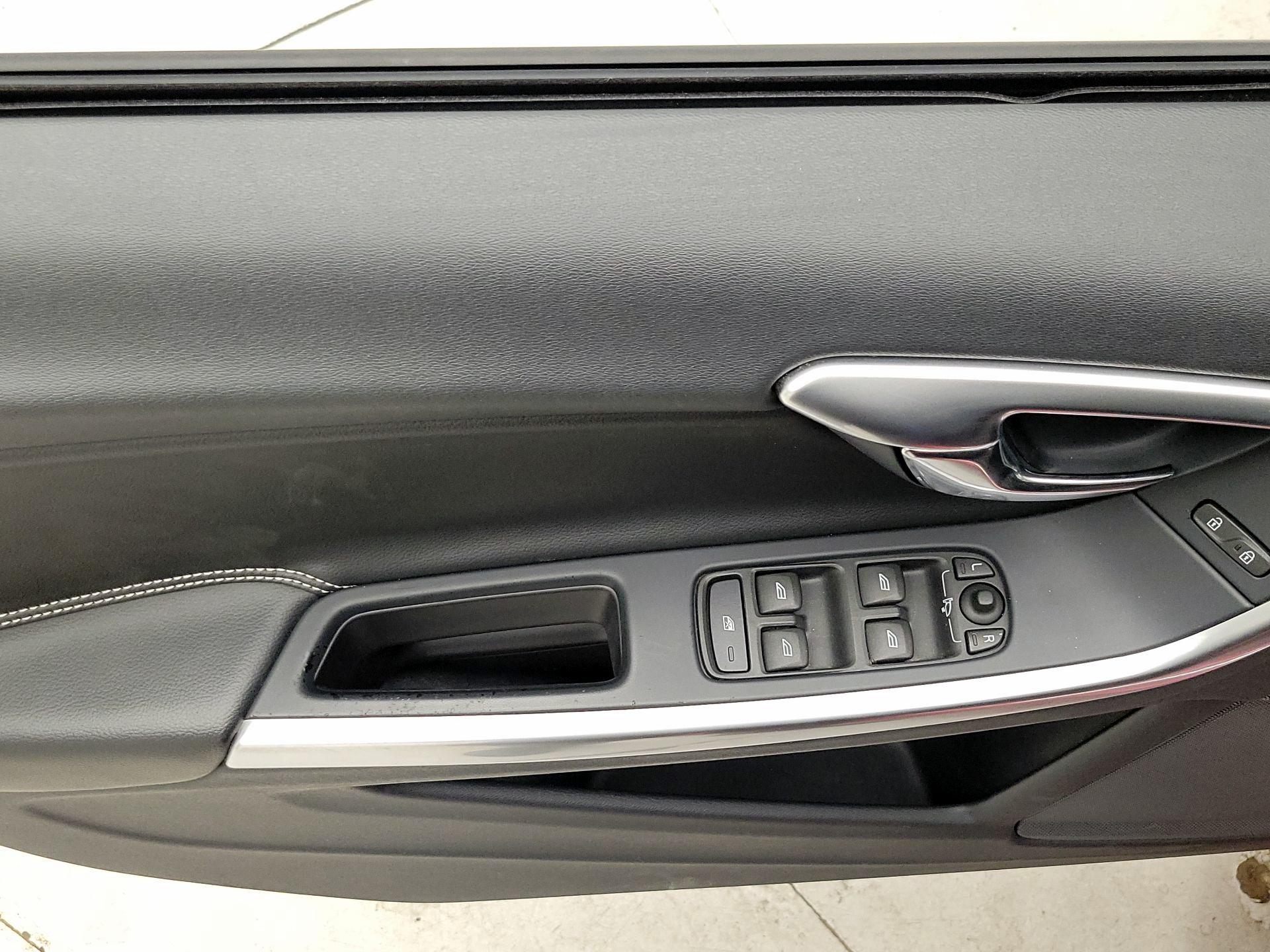Thumbnail: 2017 Volvo V60 - 12