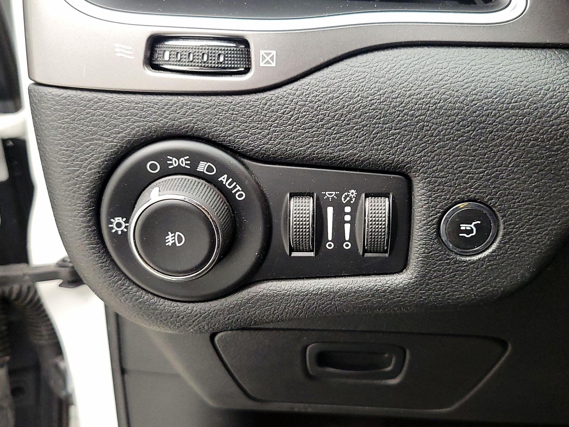 Thumbnail: 2019 Jeep Cherokee - 13