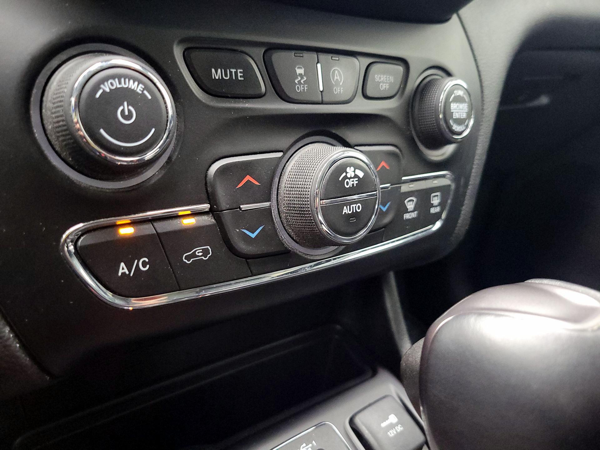 Thumbnail: 2019 Jeep Cherokee - 17