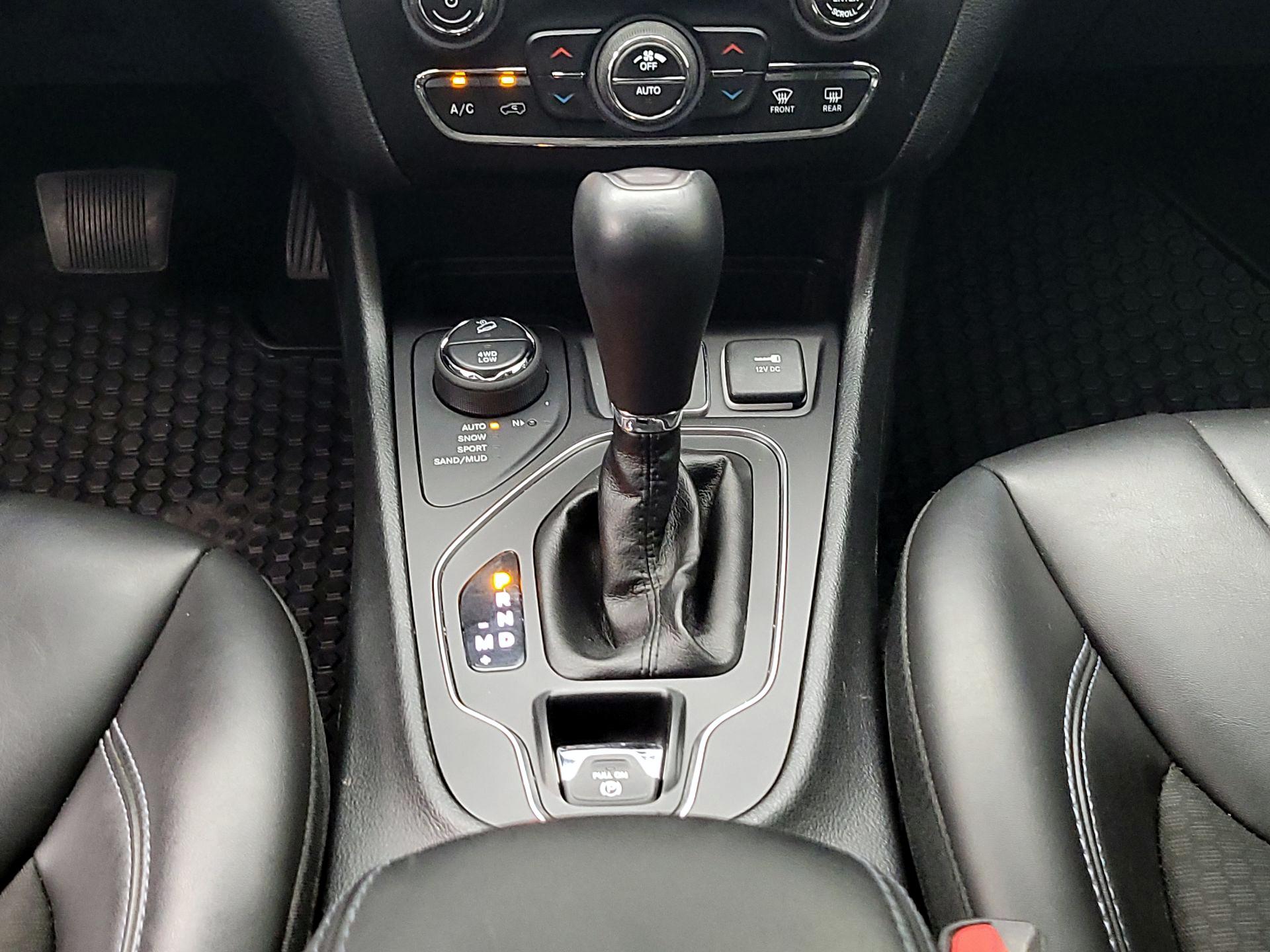 Thumbnail: 2019 Jeep Cherokee - 18