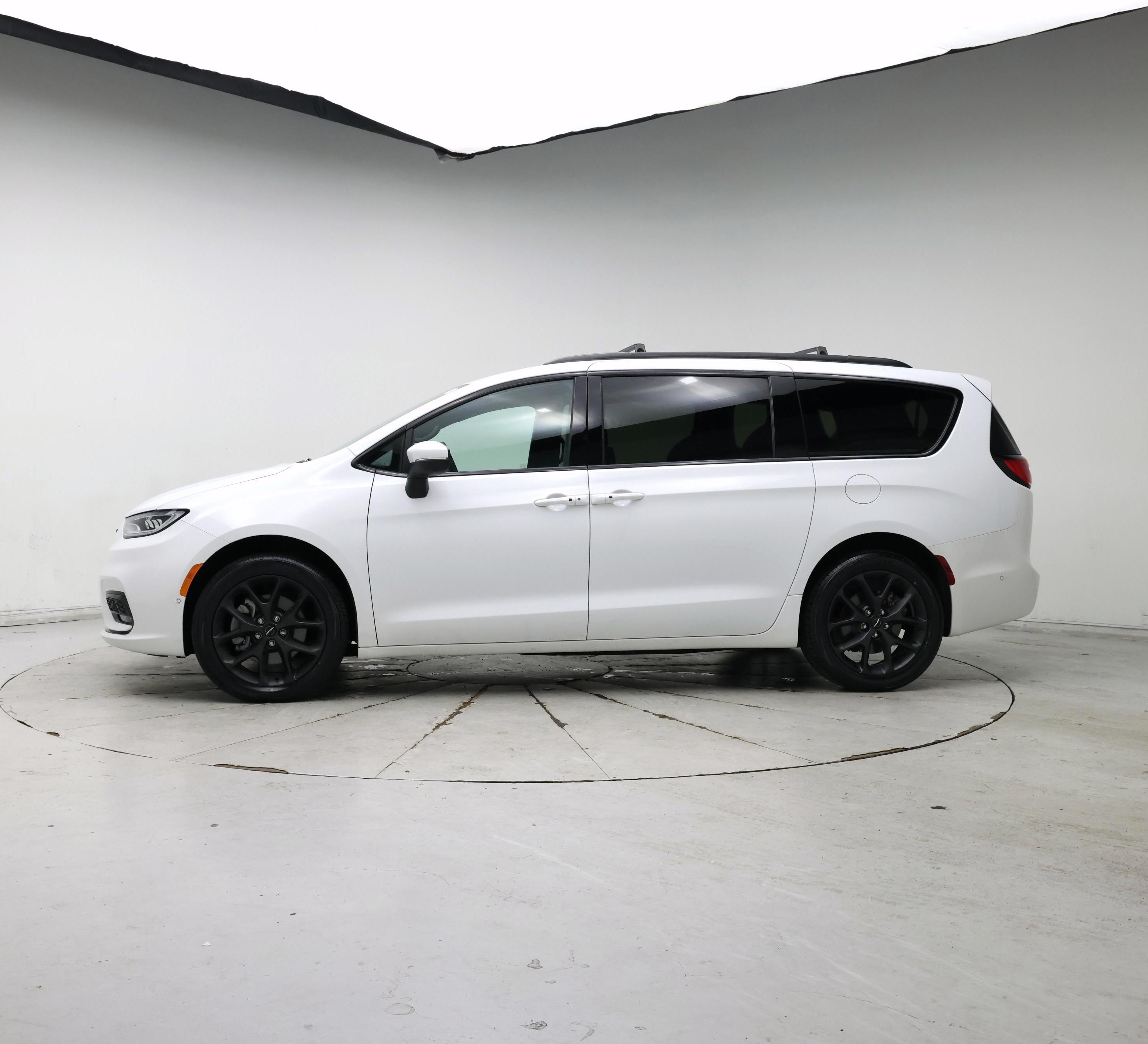 Thumbnail: 2023 Chrysler Pacifica - 3